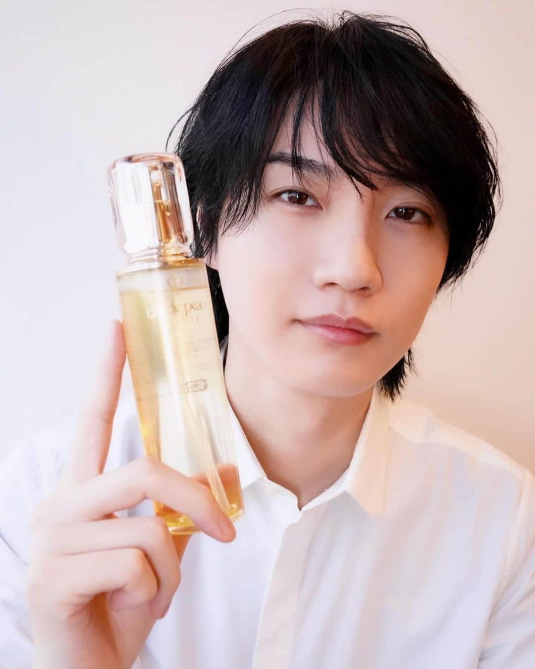 桜田通さんのインスタグラム写真 - (桜田通Instagram)「Clé de Peau Beauté  季節はいよいよ秋が始まり寒くなってきましたが、気になるのは肌に蓄積された夏の紫外線ダメージや、これから始まる本格的な乾燥です！ そんな悩みに備えてクレ・ド・ポー ボーテの化粧水「ローションイドロA　n」を試してみました！  40年以上の肌細胞研究に着目し、角層細胞から肌を磨き、すみずみまでうるおいで満たしてくれるような、クレ・ド・ポー ボーテからおすすめのアイテムです✨  乾燥すると、手触りはざらつき、見た目的にもくすみが気になるので、これからの季節も肌の奥から輝く 明るい肌に導いてくれることを願って使用しました！  テクスチャーはとろみがありながらもすっと肌に馴染む感覚で、溢れないように手やコットンに馴染ませてあげてから丁寧に使用するととても良い感じです✨ 肌への栄養や成分が濃密なので、使用後は肌にしっかりうるおいが入っているようで、そこから保湿でしっかり蓋をしてあげると内側も外側も満たしてくれて、秋冬にも輝ける肌になってくれそうです✨  そして10月21日取り扱い店にて、化粧水を買うと美容液ル・セラムの特製サイズとコットンが付いてくるキットが数量限定発売とのことなので、気になっている方はぜひそちらを試してみてください！  ちなみに7、8枚は撮影を忘れてさらにガチ使用中です🤔✨ コットンに「ローションイドロ A　n」を満遍なく浸してからしっかりと肌に浸透させていくのが気持ち良すぎでした🥲✨  皆さんもおうちでのスキンケアは何も気にせずに自分と向き合ってしっかり肌を労ってあげて下さいね🌟  @cledepeaubeaute #PR #クレドポーボーテ #化粧水 #透明感 #ローションイドロ #角層細胞から磨き上げる #自ら輝き続ける肌」10月30日 19時30分 - dorisakurada