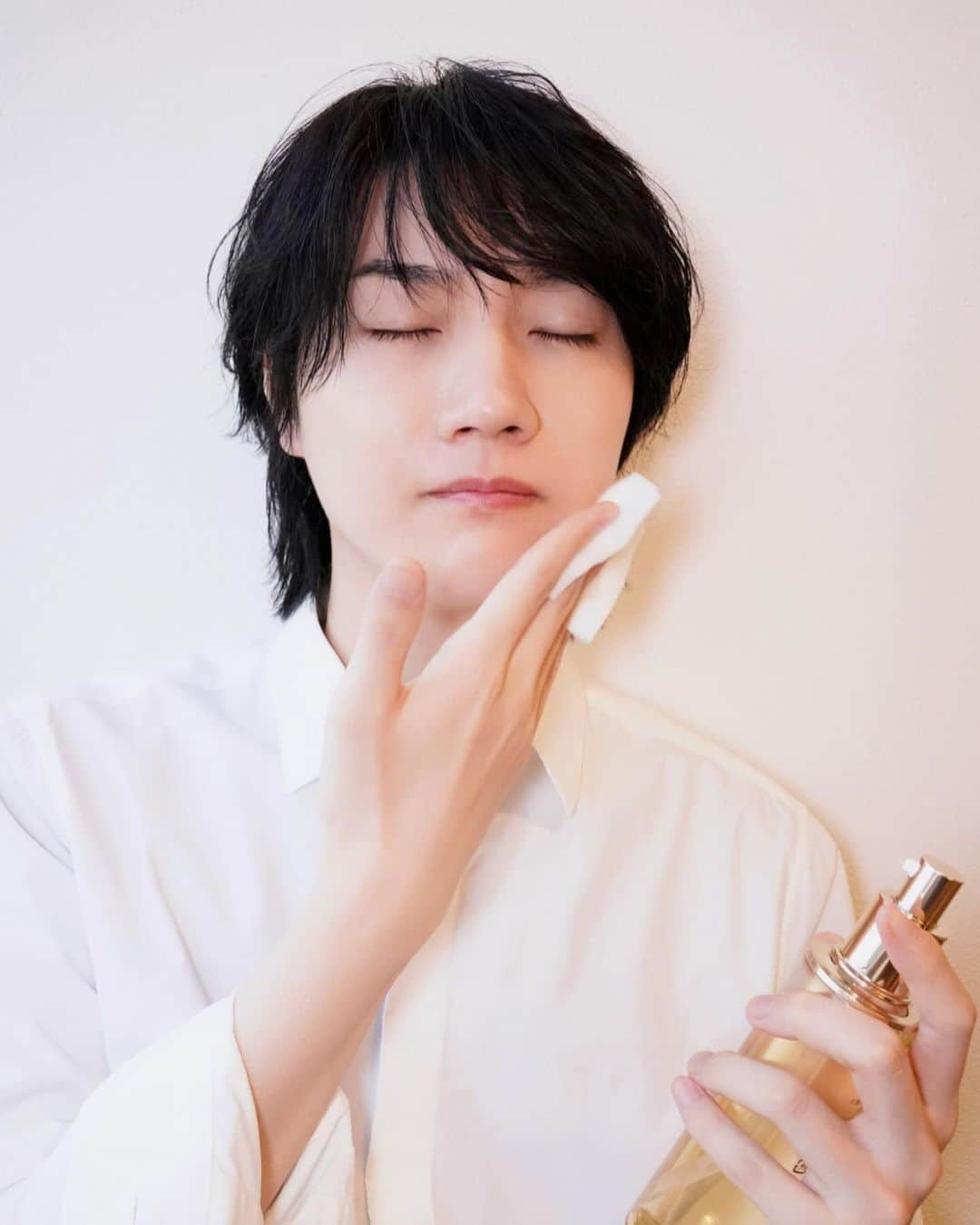 桜田通さんのインスタグラム写真 - (桜田通Instagram)「Clé de Peau Beauté  季節はいよいよ秋が始まり寒くなってきましたが、気になるのは肌に蓄積された夏の紫外線ダメージや、これから始まる本格的な乾燥です！ そんな悩みに備えてクレ・ド・ポー ボーテの化粧水「ローションイドロA　n」を試してみました！  40年以上の肌細胞研究に着目し、角層細胞から肌を磨き、すみずみまでうるおいで満たしてくれるような、クレ・ド・ポー ボーテからおすすめのアイテムです✨  乾燥すると、手触りはざらつき、見た目的にもくすみが気になるので、これからの季節も肌の奥から輝く 明るい肌に導いてくれることを願って使用しました！  テクスチャーはとろみがありながらもすっと肌に馴染む感覚で、溢れないように手やコットンに馴染ませてあげてから丁寧に使用するととても良い感じです✨ 肌への栄養や成分が濃密なので、使用後は肌にしっかりうるおいが入っているようで、そこから保湿でしっかり蓋をしてあげると内側も外側も満たしてくれて、秋冬にも輝ける肌になってくれそうです✨  そして10月21日取り扱い店にて、化粧水を買うと美容液ル・セラムの特製サイズとコットンが付いてくるキットが数量限定発売とのことなので、気になっている方はぜひそちらを試してみてください！  ちなみに7、8枚は撮影を忘れてさらにガチ使用中です🤔✨ コットンに「ローションイドロ A　n」を満遍なく浸してからしっかりと肌に浸透させていくのが気持ち良すぎでした🥲✨  皆さんもおうちでのスキンケアは何も気にせずに自分と向き合ってしっかり肌を労ってあげて下さいね🌟  @cledepeaubeaute #PR #クレドポーボーテ #化粧水 #透明感 #ローションイドロ #角層細胞から磨き上げる #自ら輝き続ける肌」10月30日 19時30分 - dorisakurada