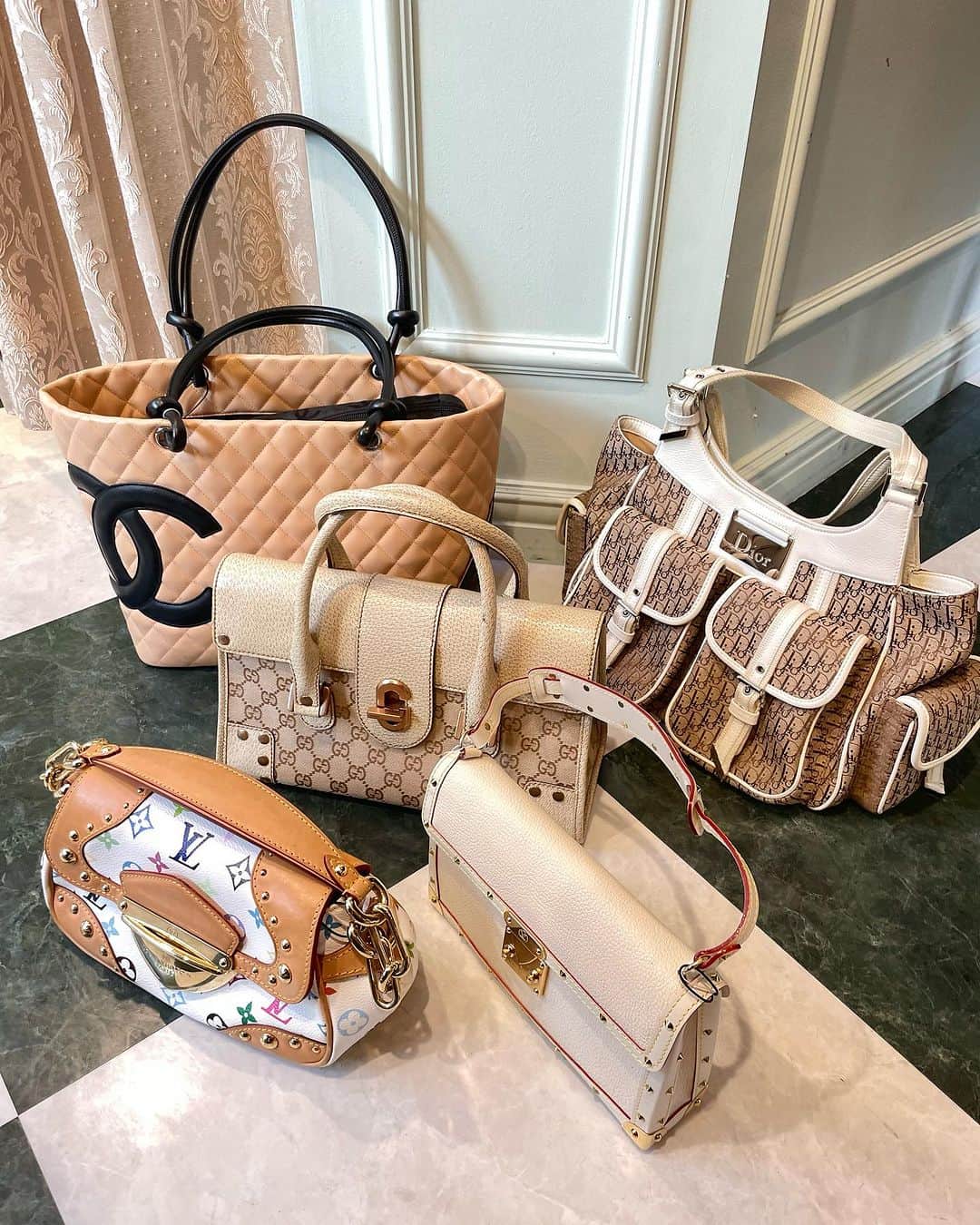 vintage Qooのインスタグラム：「Choose a bag for the new season at @vintageqoo   ▼Customer service English/Chinese/Korean/Japanese *Please feel free to contact us! *商品が見つからない場合にはDMにてお問い合わせください   ▼International shipping via our online store. Link in bio.  #tokyovintageshop #오모테산도 #omotesando #aoyama #表参道 #명품빈티지 #빈티지패션 #도쿄빈티지샵  #ヴィンテージファッション #ヴィンテージショップ  #chanelvintage #chanel #vintagechanel #chanelclassic #chanellover #빈티지샤넬 #샤넬  #シャネル #샤넬클래식 #gucci #dior #diorbag #guccibag #louisvuitton #louisvuittonbag #グッチ #ディオール #ルイヴィトン」