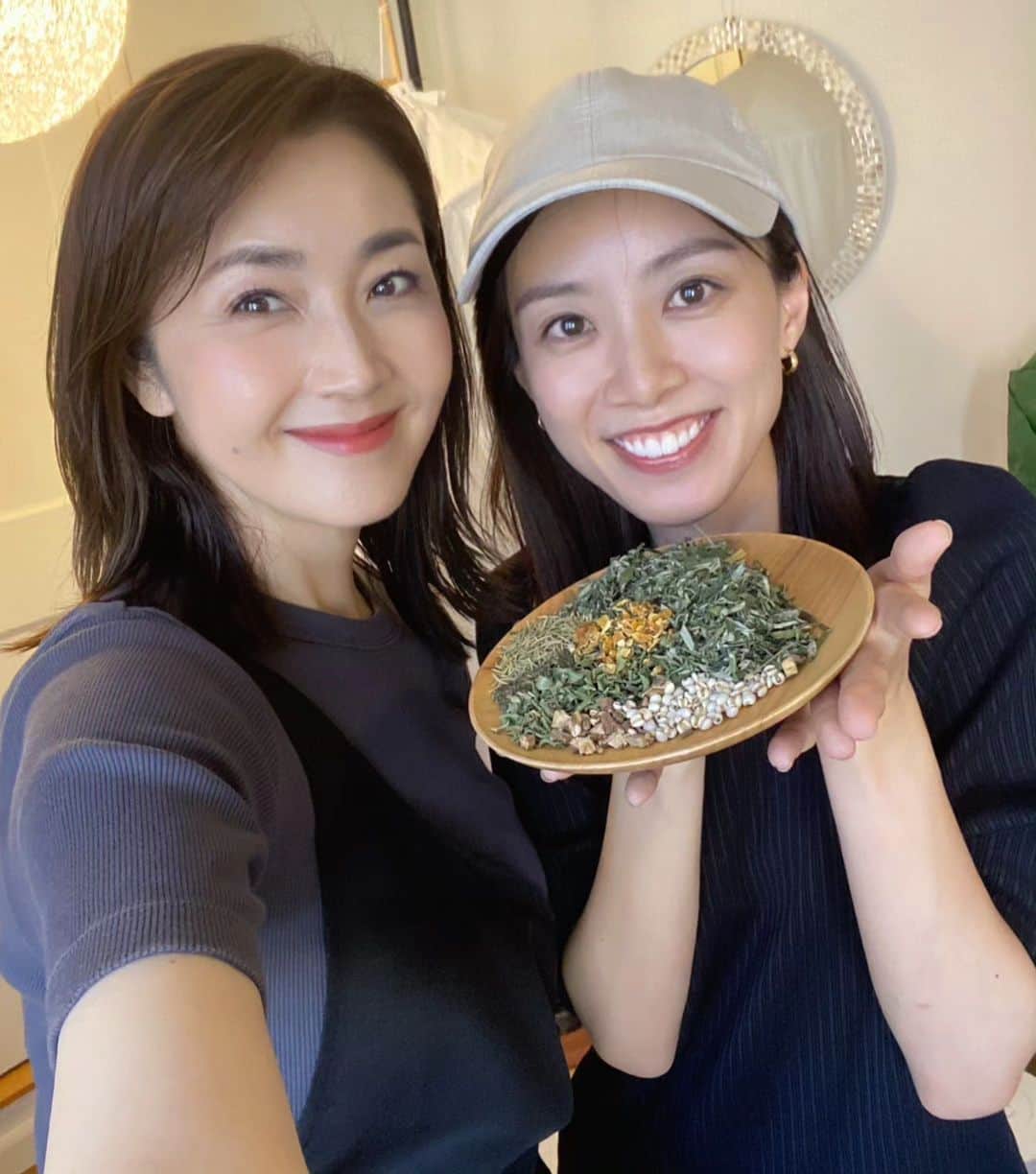 天田優奈のインスタグラム：「よもぎ蒸しにも芦田さんにも 癒されてパワーチャージ。  人にエネルギー与えられるって素敵だな～。 本当にいつもプラスの思考で、人生楽しく生きないと損だよなって思わせてくれるそんな人生の先輩。  いつもありがとうございます。 感謝💛」