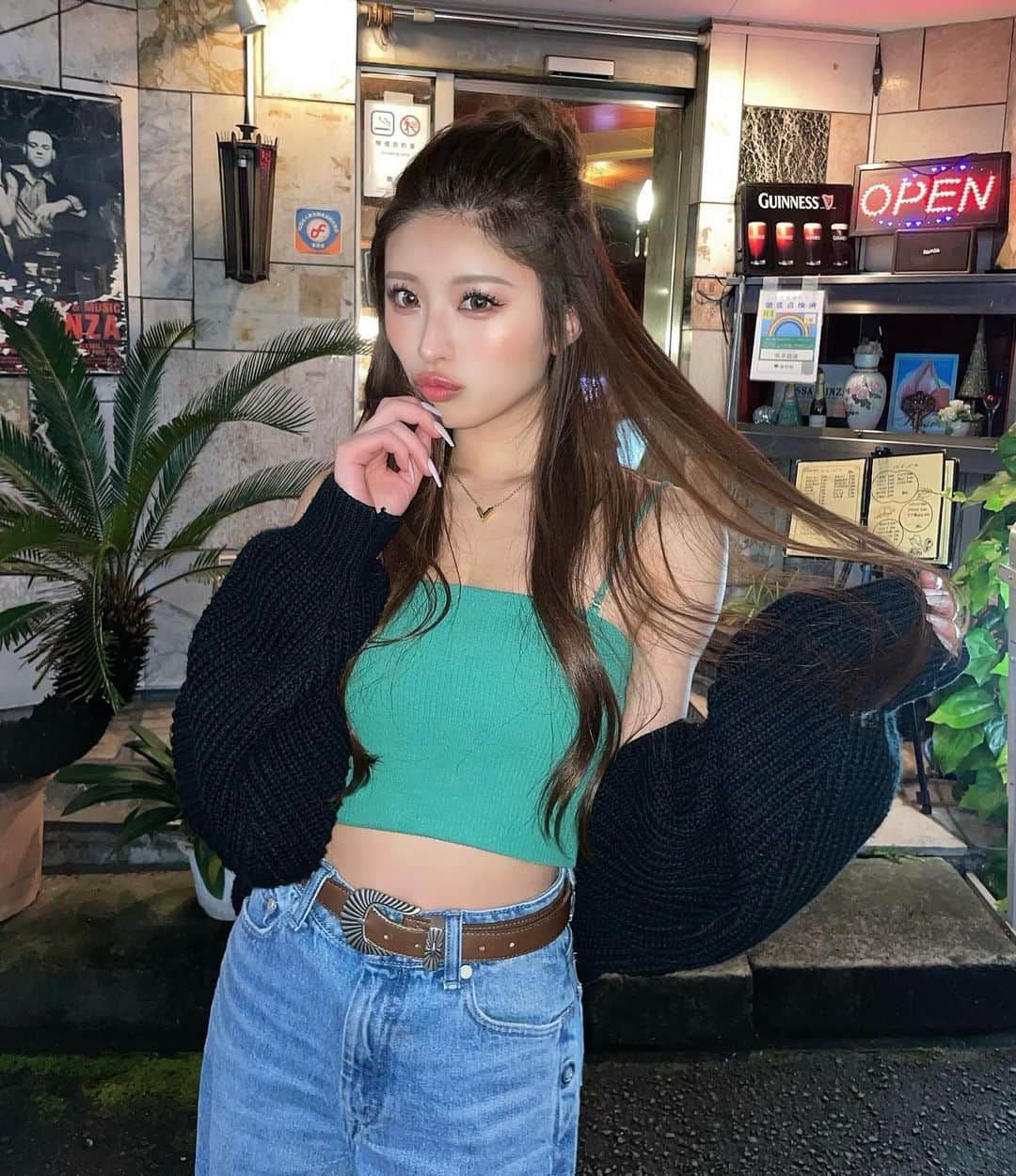 MIYABIのインスタグラム：「ぎゃう〜な日✌🏽🌺  今日も天気よくて気持ちぃね💕  夜ご飯なに食べようかにゃーん🤤  #cyberjapan  #サイバージャパンダンサーズ  #ミヤビーム  #ギャルメイク」
