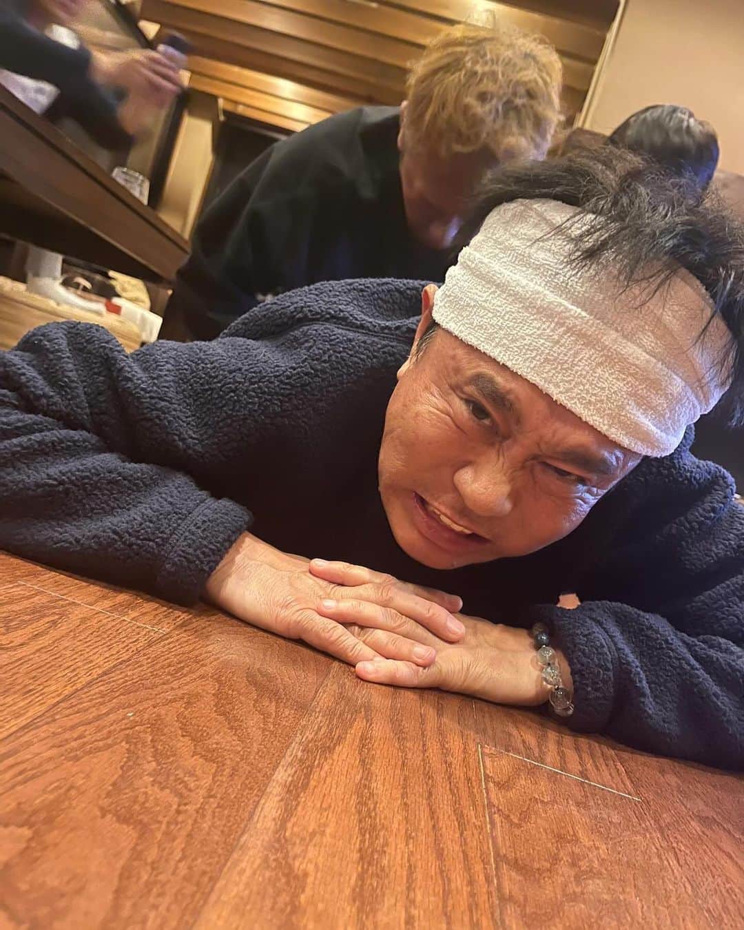 浜田雅功の旅日記のインスタグラム：「2022年お正月のプライベート浜ちゃん🎍  初詣は普通に山登りでした…😅 すき焼きからの焼肉て‼️ たんぱく質多っ🫢 カロリー高っ🫣」