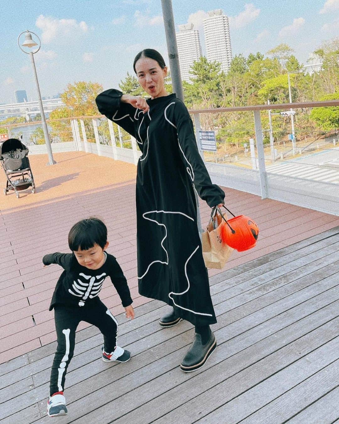 坂野志津佳のインスタグラム：「ハッピーハロウィン👻🎃☠️ ⁡ ⁡ 今年はガイコツマンな息子！ ⁡ 私は普通の服を着てるんだけど近所の人に「なんの仮装？」と言われたわ！笑 (ハロウィン終わったら着にくくなる〜😂) ⁡ ⁡ ⁡ 平和なハロウィンを過ごそうね🎃 ⁡ ⁡ 〜〜〜〜〜〜〜〜〜〜〜〜〜〜〜〜〜 ⁡ ［イベントレッスン］ ⁡ ■「親子ヨガ」 11月25日(土) 10:30〜11:30→残3名 𖥣恵比寿カルフールスタジオ @ebisu_.carrefour  ⁡ ■「マインドフルネスヨガとティータイム」 12月16日(土) 13:30〜15:00→残2名 𖥣ブライトンスタジオ代官山 @brighton_studio_daikanyama  ⁡ ⁡ ［レギュラークラス］ ⁡ □毎週月曜日 12:00〜13:15 「リラックスフローヨガ」(マタニティー可) 𖥣ヨガスタジオgllow 二子玉川 ⁡ □毎週火曜日 8:15〜9:15 「朝ヨガ」 𖥣ヨガスタジオgllow自由が丘 ⁡ □毎週木曜日 12:00〜13:15 「リフレッシュヨガ」(マタニティー可) 𖥣ヨガスタジオgllow二子玉川 @yogagllow  ⁡ ⁡ ※詳細・予約はトップページにリンクしています。 ⁡ 〜〜〜〜〜〜〜〜〜〜〜〜〜〜〜〜〜 ⁡ ⁡#ハロウィン #ハロウィンコスプレ #こどものいる暮らし #halloween  ⁡ ⁡ ⁡ ⁡ ⁡ キャプションを入力…」