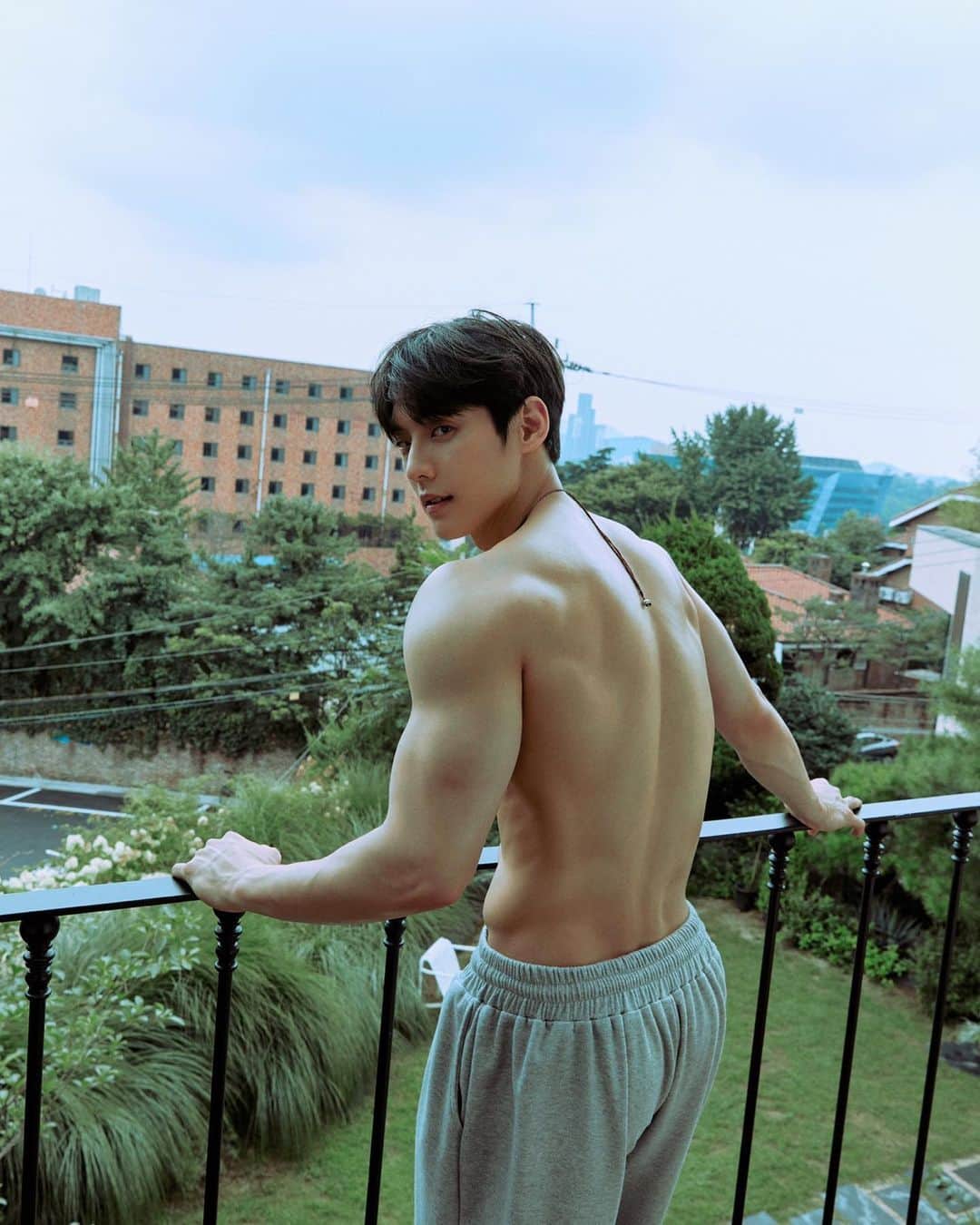 ミニョク のインスタグラム：「HUTA’s Lazy Holiday Photo & Directing @seoyoonwoo Hair @taehyun0217  Make up @kdbudad  Styling 박혜정, 이은진 Shout out to @lm__91」
