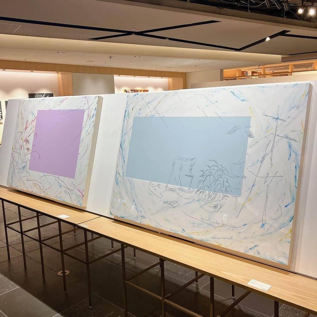 銀座 蔦屋書店のインスタグラム：「御村紗也 展 ‘scene'     御村紗也 の個展 ‘scene'を銀座 蔦屋書店インフォメーションカウンター前にて10月28日（土）〜11月24日（金）の期間に開催いたします。  ■アーティストプロフィール     御村紗也　Saya Mimura  御村紗也は1997年三重県生まれ。2020年京都造形芸術大学（現・京都芸術大学）卒業。  日常の些細な情景や現象を写真やドローイングに描き起こすことで保存し、その刹那的な美しさを共有したいという思いから、自身が目にした光景をシルクスクリーンやペインティングで再現して画面に留めている。白昼夢のような浮遊感、洗練された描線、柔らかな色彩が作品の特徴。目に見えない存在を⼿に取るような感覚で、画面の肌理や⾊彩を選択している。  グループ展「FOCUS -Four Painters- Various Artists」（TEZUKAYAMA GALLERY、大阪、2020）では新しい試みとして、ひとつの画面に異なる質感を同居させ、余白や透明度を意識した作品《ephemeral》などを発表。  主な展覧会に、「ANTEROOM NAHA _Phase 2020」 （ホテルアンテルーム那覇、2020）、 「MATSUSHIMA COLLECTION」（国立京都国際会館、2019）、「アートラウンジ@イセタンメンズ（Artist’s Tideland）」 （伊勢丹新宿、2019）などがある。神戸アートマルシェ オンラインアートフェア（2020）に参加。作品はホテルアンテルーム那覇などに収蔵されている。     ■販売について  作品は銀座 蔦屋書店店頭にて販売いたします。  店頭：10月28日(土)10:30～販売開始  ※作品はプレセールスの状況により展覧会会期開始前に販売が終了することがあります。     ■展覧会詳細  御村紗也 展 ‘scene'  会期 2023年10月28日(土) - 2023年11月24日(金)※終了日は変更になる場合があります。  時間　10:30～21:00  場所　銀座 蔦屋書店 インフォメーションカウンター前  主催　銀座 蔦屋書店  問い合わせ先　03-3575-7755     ▶詳細はこちら  https://store.tsite.jp/ginza/event/art/36794-1646461025.html        #御村紗也 #現代アート #現代美術 #SayaMimura #contemporaryart #contemporaryartist #当代艺术 #gsix #ginzasix #銀座 #蔦屋書店 #ginza #銀座蔦屋書店 #ginzatsutayabooks #tsutayabooks @mm_105311」