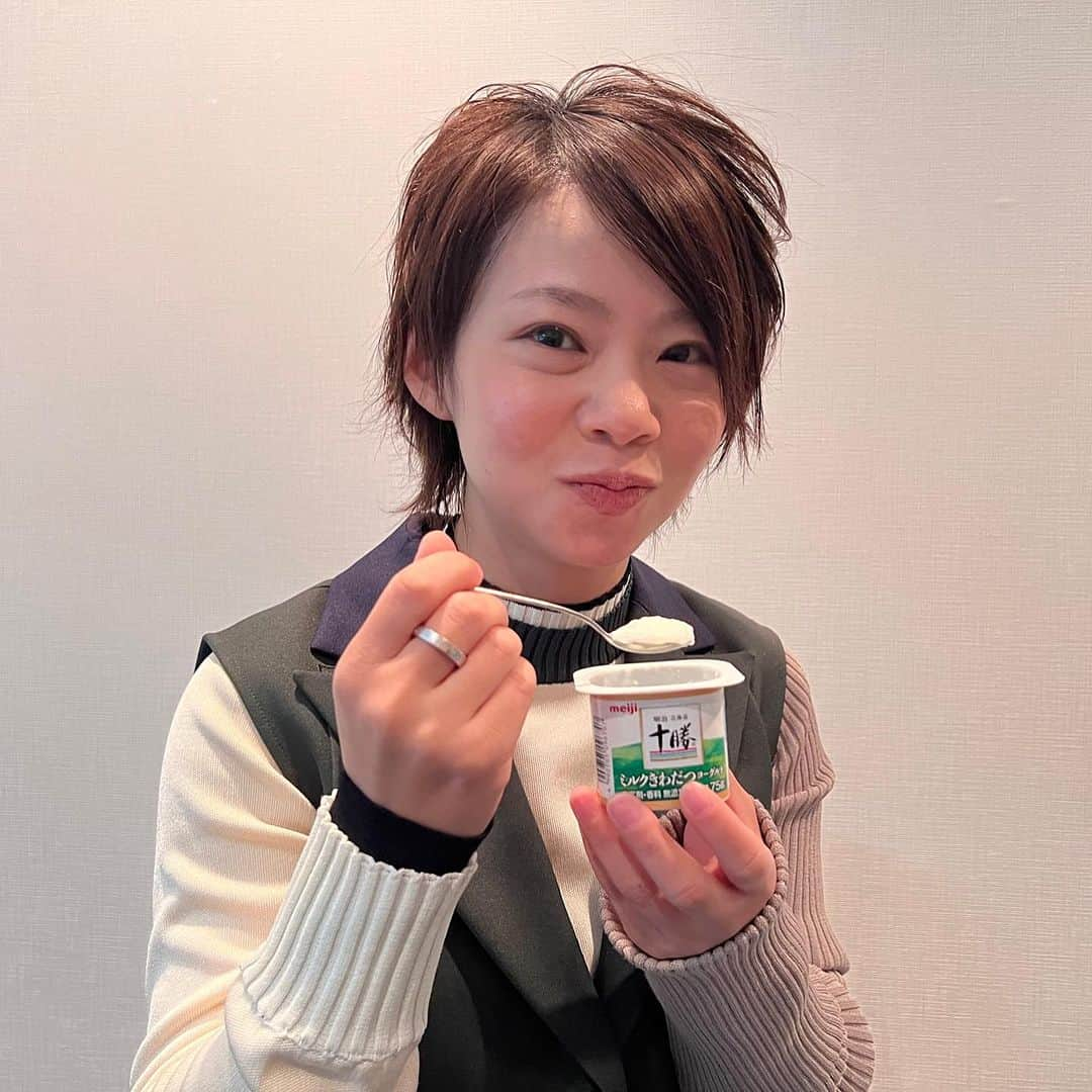 高木菜那のインスタグラム：「普段から朝食では ヨーグルトを食べています！ 新しくなった十勝ヨーグルトは まろやかでほんのり甘くてそのまま食べても、 美味しいヨーグルトだなと思いました✨ 後味はさっぱりしていてすごく食べやすかったです！ そしてこのヨーグルトはなんと‼️ 私の生まれ育った十勝の素材だけでできているんです‼️ 北海道の大地の恵みをぜひおうちで楽しんでくださいね✨ #pr #meiji #明治」