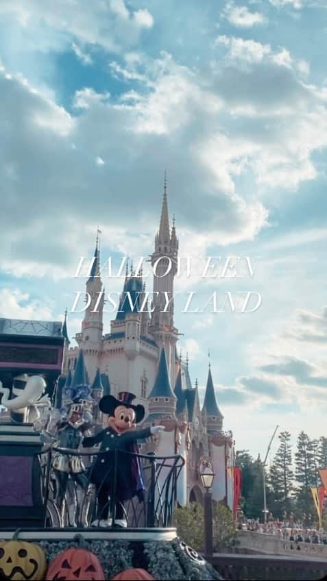 菅長愛子のインスタグラム：「🏰🐭🧡💜  ハロウィン期間にディズニー行ってきました👻🍭 ほくてんはパンプキン🎃(ディズニーキャラではない←)  ディズニーよく行くくせに詳しくないから、いつも探り探り…🧔🏻‍♂️👩🏻 ほっくんも歩けるようになり、いろんなものに興味が出てきているから、 楽しんでくれるようになってきました🪄🫧  次はミラコスタ泊まるぞー！がんばるぞー！🧔🏻‍♂️🤝🏻👩🏻  #tokyodisneyland #dハロ」