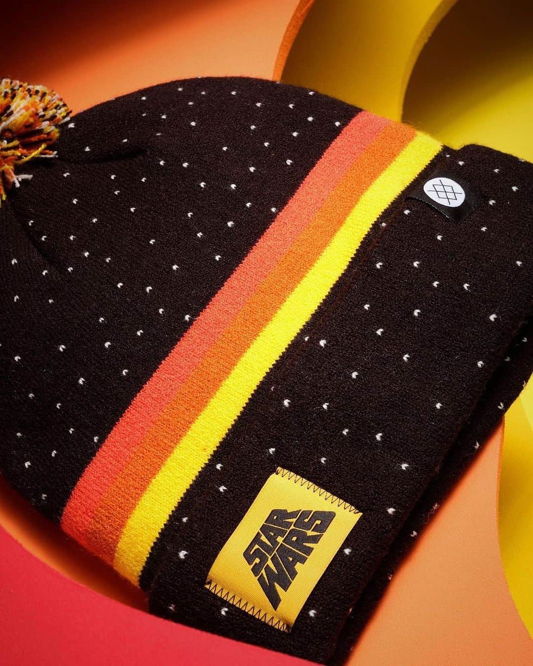 Stance Japanのインスタグラム：「23ʼホリデーシーズンでの　SRANCE x Star Warsコレクションでは、アーティスト @harleyandj とのコラボレーションソックスをリリースします。🌌🧦  70年代のサイケデリックなデザインから影響を受けた彼女のデザインによって、ノスタルジックな雰囲気を醸し出す新しいスターウォーズコレクションの誕生です。  #ありきたりはつまらない #stitcheddifferent」