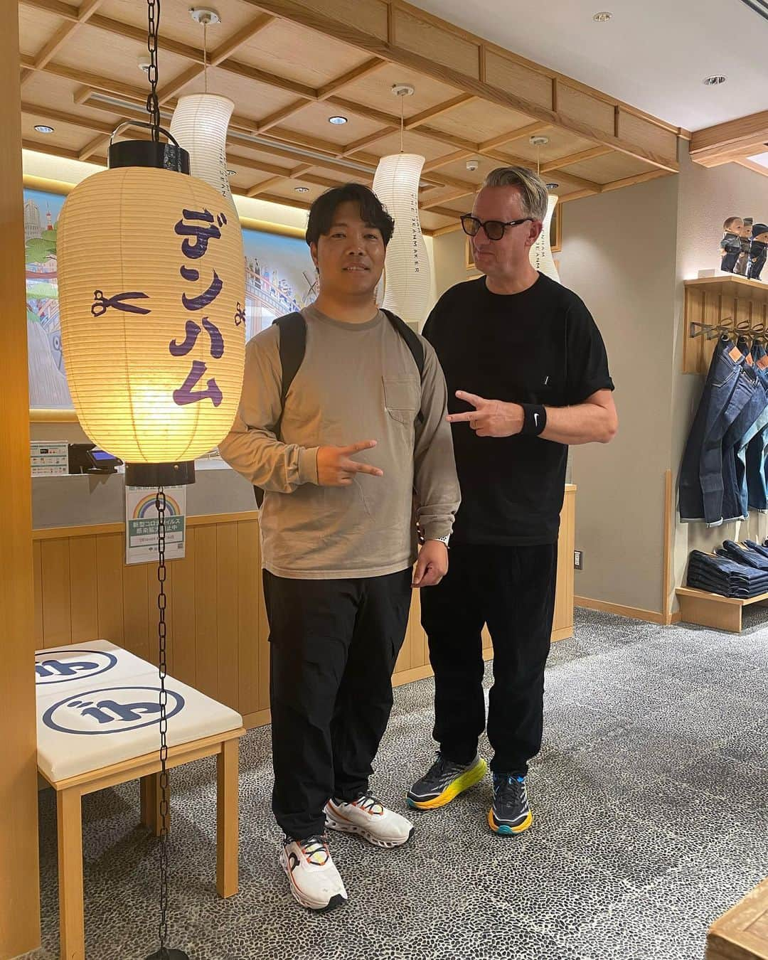 デンハムさんのインスタグラム写真 - (デンハムInstagram)「“Hello Tokyo”, another great day visiting our Tokyo stores, staff, friends and DENHAM fans 🙇‍♂️#denham #denhamjapan #jasondenham #denhamthejeanmaker #thetruthisinthedetails」10月30日 7時54分 - denhamthejeanmaker