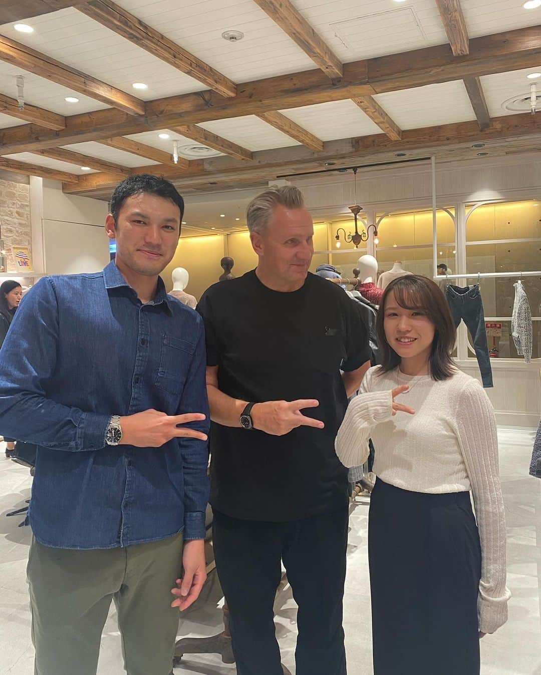 デンハムさんのインスタグラム写真 - (デンハムInstagram)「“Hello Tokyo”, another great day visiting our Tokyo stores, staff, friends and DENHAM fans 🙇‍♂️#denham #denhamjapan #jasondenham #denhamthejeanmaker #thetruthisinthedetails」10月30日 7時54分 - denhamthejeanmaker