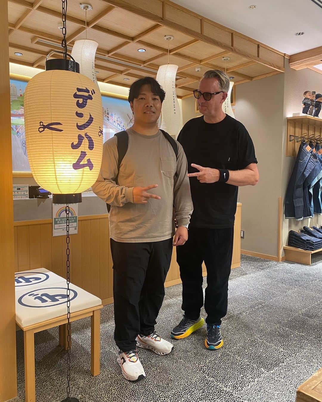 デンハムのインスタグラム：「“Hello Tokyo”, another great day visiting our Tokyo stores, staff, friends and DENHAM fans 🙇‍♂️#denham #denhamjapan #jasondenham #denhamthejeanmaker #thetruthisinthedetails」