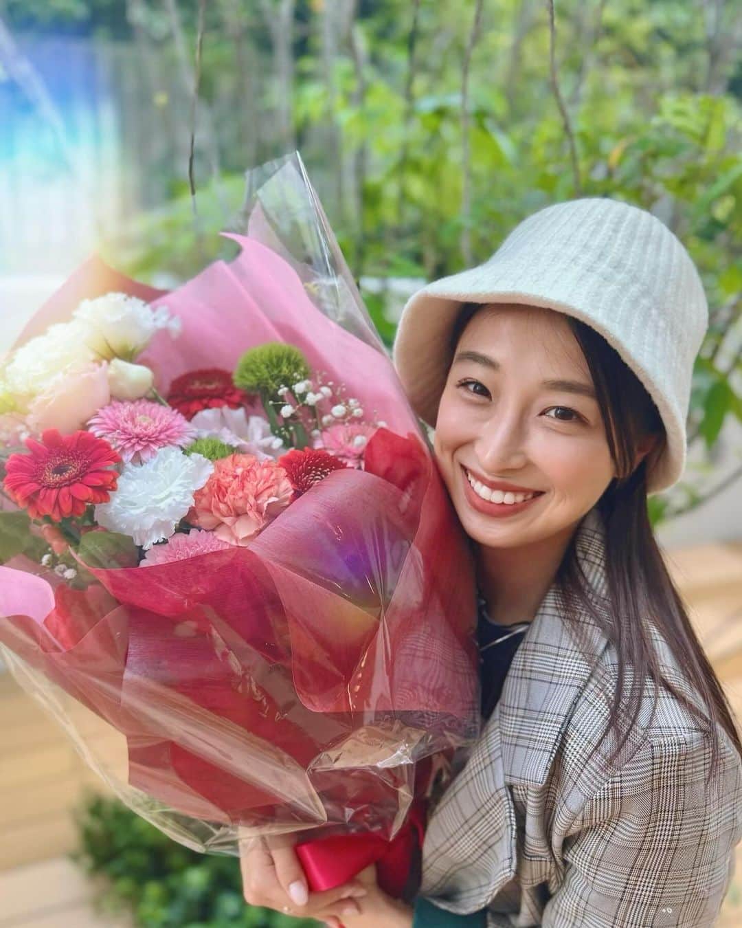 のインスタグラム：「. 劇団CATMINT#19 『ネリネの咲く頃』  無事に全公演終了致しました。 . たくさんのご来場、 応援ありがとうございました💐 . 大好きな脚本と世界観で生きることができて またどっぷり舞台作品に参加したいなぁ という思いが強くなりました。 . ネリネの花言葉の一つに "また会う日を楽しみに" というのもあります。 . 昨年のCATMINTの公演"再会"から、 本当に多くの方々との"再会"を感じています。 . 続けているからこそ、お仕事でのご縁と再会に いつも感動しています。 . これからも目標に向かって駆け抜けていきます💨 まだまだ応援してくださいっ」