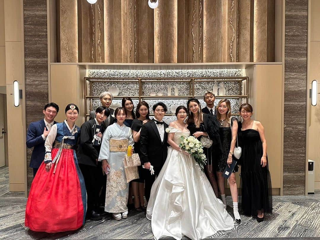 美香さんのインスタグラム写真 - (美香Instagram)「結婚て温かくて強くて すごく幸せ✨✨✨ 会場中が愛に溢れていて 大感動な結婚式でした！  ともくん、桃子さん ご結婚おめでとうございます💖💖💖💖💖💖💖💖  私は結婚する気はもう全くないけれど、あまりに素敵なふたりを見ていたら一瞬考えちゃった！！ 人生て先がわからなくて面白いね💖 さてさて✨１０年後私がどんな人生を送っているか みんな見ててね笑笑！ （期待値低めで😎）  @momoko.kawakami.29  @tomohiro._.551」10月30日 7時52分 - mikaofficial99