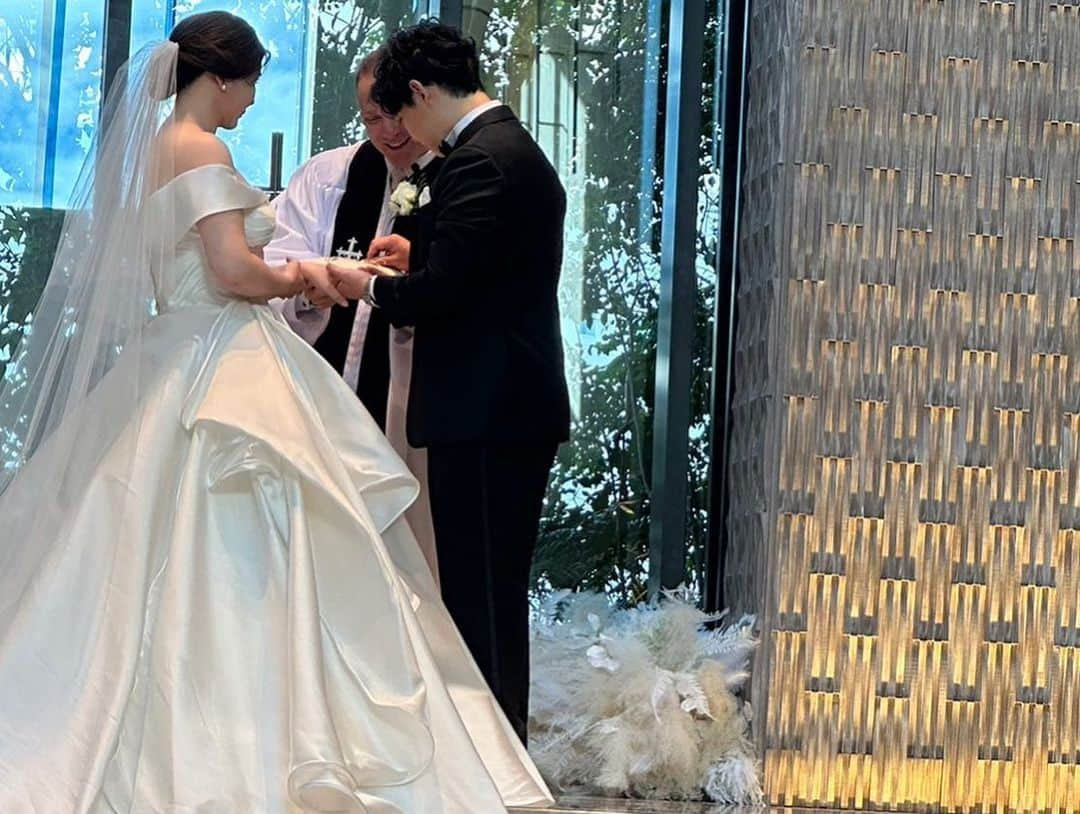 美香さんのインスタグラム写真 - (美香Instagram)「結婚て温かくて強くて すごく幸せ✨✨✨ 会場中が愛に溢れていて 大感動な結婚式でした！  ともくん、桃子さん ご結婚おめでとうございます💖💖💖💖💖💖💖💖  私は結婚する気はもう全くないけれど、あまりに素敵なふたりを見ていたら一瞬考えちゃった！！ 人生て先がわからなくて面白いね💖 さてさて✨１０年後私がどんな人生を送っているか みんな見ててね笑笑！ （期待値低めで😎）  @momoko.kawakami.29  @tomohiro._.551」10月30日 7時52分 - mikaofficial99