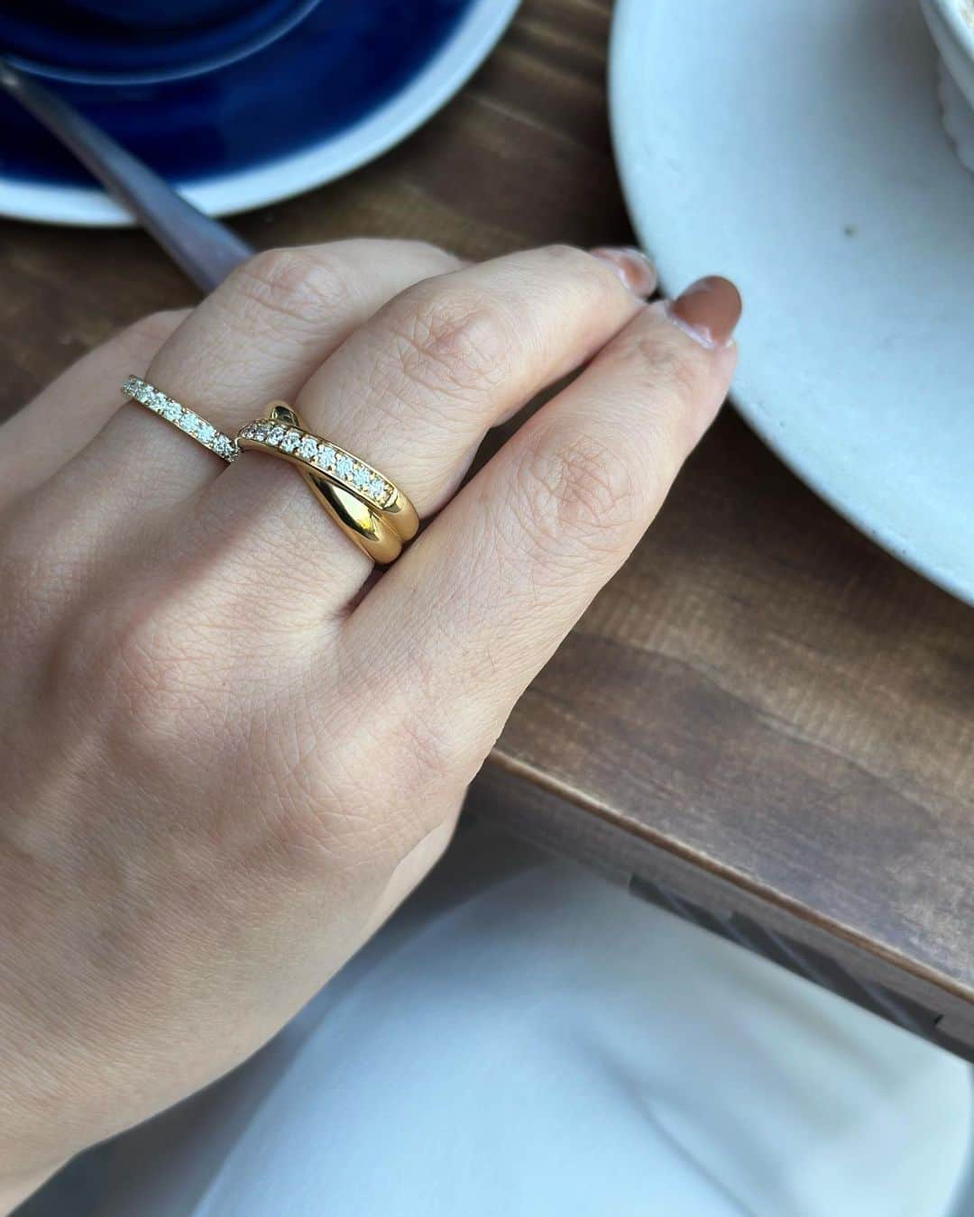 國分晴奈さんのインスタグラム写真 - (國分晴奈Instagram)「❤︎ PLUSTER @pluster.jp から発売された ネックレスと指輪♡  一緒にデザインした  エマちゃん @ema_ariizumi  とコラボジュエリーを身につけて ランチをしてきました。  手元に届いてから嬉しくて嬉しくて この嬉しさをエマちゃんと 分かち合いたいと思い早速ランチ。  先日ご紹介した小さなフラワーモチーフの デザインは女子っぽくて可愛いのですが、 こちらのデザインは少しクールな デザインになってます✨  リングもキラキラで価格があり得ない くらいプチプラでエマちゃんと 腰抜かしそうでした😂  手元、首元がとーっても華やかになって 身につけてると1日気分が良い♡♡  ご自分へのご褒美ジュエリーや 大切な方へのプレゼントに是非🎁  #PLUSTER#プラスター#プラスタージュエリー#ご褒美ジュエリー #アクセサリー#ゴールドネックレス#モアサナイト#モアサナイトジュエリー #モアサナイトリング#モアサナイトネックレス」10月30日 7時56分 - haruna.kokubun