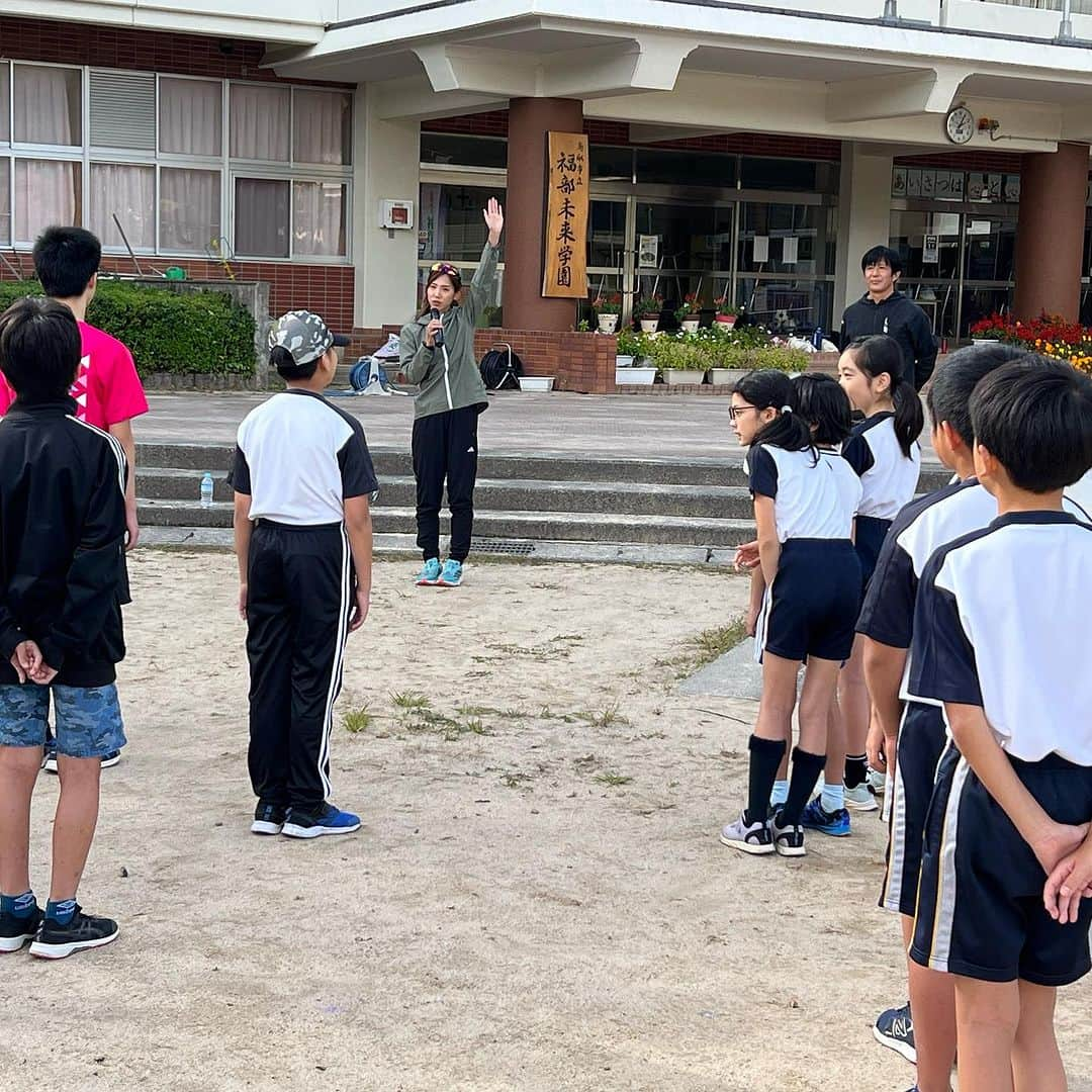 下門美春さんのインスタグラム写真 - (下門美春Instagram)「10/29(日) 鳥取砂丘らっきょう花マラソン ゲストランナーを努めさせていただきました！🧚‍♀️💫 鳥取初上陸ということで、鳥取といったら鳥取砂丘🏜️！ 学生の頃から教科書で見ていましたが実物はやはりすごいしテンション上がる😳！！ 坂ダッシュもしたけど砂丘に力負けしました🫠💦 驚いたのは鳥取の名物・名産ってなんだろう🤔？と思っていましたが、鳥取に着いて食べるもの(海の幸も山の幸も)全部が鳥取でとれたものと言われて驚き😳！ 鳥取はオールマイティー県でした🙆‍♀️💫！！ そして全てが美味しかった🤤！！！  大会前日の土曜日は26名の小中学生に陸上教室🏃‍♀️！ 走るのが苦手、、という子達もどんどんテンション上げて楽しく怪我なく走る練習をすることができました😊✨ 将来、陸上やマラソン大会で名前を見ることができたら嬉しいなぁ☺️✨！  雨予報がありましたがお天気ももってくれて秋晴れのなか素晴らしい大会となりました！😊 参加されたみなさん、お疲れさまでした！沿道で応援してくださったみなさん、大会関係者さまありがとうございました！💫 #鳥取砂丘らっきょう花マラソン #ゲストランナー #japan #marathon #runner #running #training #マラソン #マラソン女子 #ランニング #ランニング女子 #トレーニング #はしりますたぐらむ」10月30日 7時59分 - 38shimo