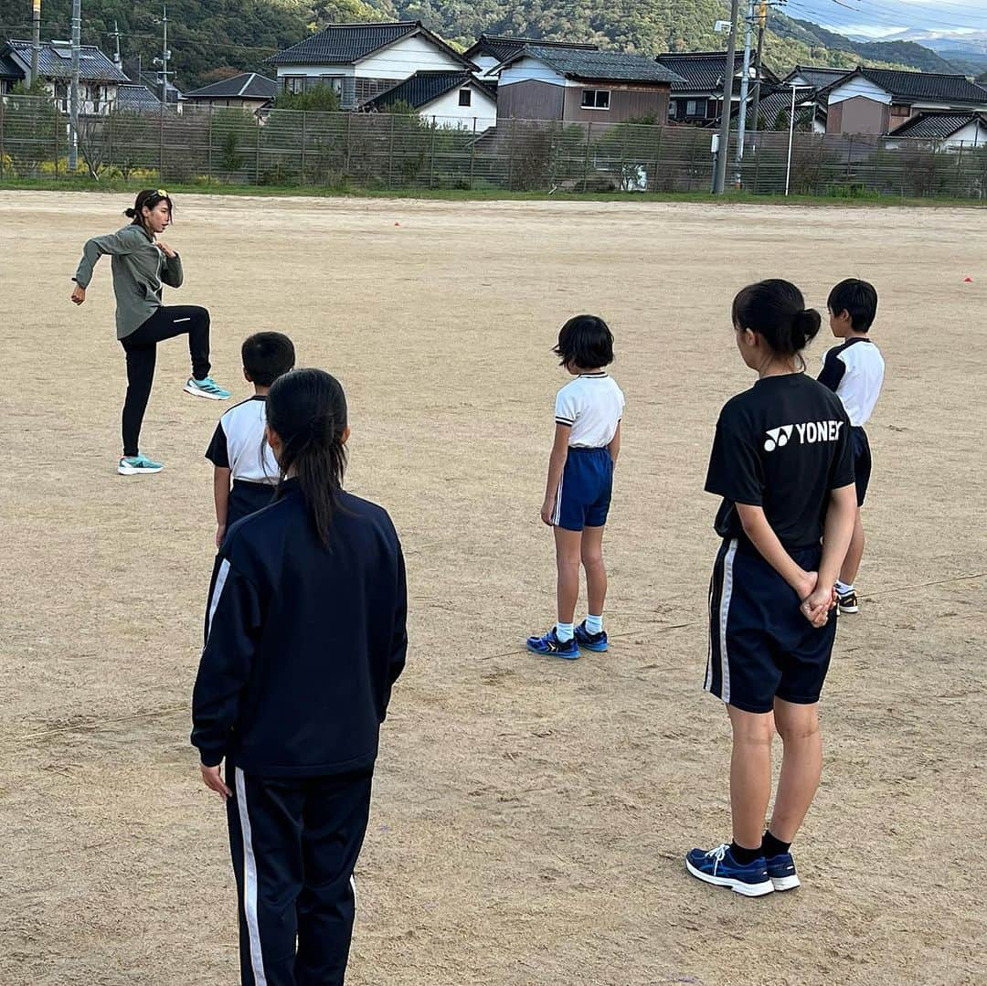 下門美春さんのインスタグラム写真 - (下門美春Instagram)「10/29(日) 鳥取砂丘らっきょう花マラソン ゲストランナーを努めさせていただきました！🧚‍♀️💫 鳥取初上陸ということで、鳥取といったら鳥取砂丘🏜️！ 学生の頃から教科書で見ていましたが実物はやはりすごいしテンション上がる😳！！ 坂ダッシュもしたけど砂丘に力負けしました🫠💦 驚いたのは鳥取の名物・名産ってなんだろう🤔？と思っていましたが、鳥取に着いて食べるもの(海の幸も山の幸も)全部が鳥取でとれたものと言われて驚き😳！ 鳥取はオールマイティー県でした🙆‍♀️💫！！ そして全てが美味しかった🤤！！！  大会前日の土曜日は26名の小中学生に陸上教室🏃‍♀️！ 走るのが苦手、、という子達もどんどんテンション上げて楽しく怪我なく走る練習をすることができました😊✨ 将来、陸上やマラソン大会で名前を見ることができたら嬉しいなぁ☺️✨！  雨予報がありましたがお天気ももってくれて秋晴れのなか素晴らしい大会となりました！😊 参加されたみなさん、お疲れさまでした！沿道で応援してくださったみなさん、大会関係者さまありがとうございました！💫 #鳥取砂丘らっきょう花マラソン #ゲストランナー #japan #marathon #runner #running #training #マラソン #マラソン女子 #ランニング #ランニング女子 #トレーニング #はしりますたぐらむ」10月30日 7時59分 - 38shimo