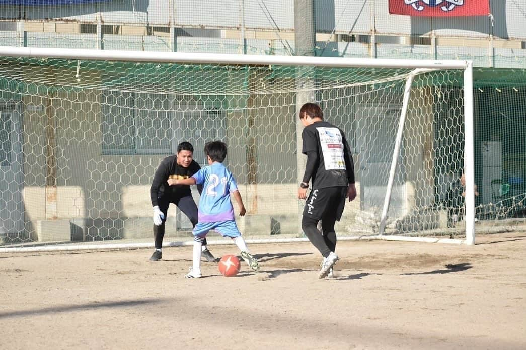 赤星拓さんのインスタグラム写真 - (赤星拓Instagram)「『第3回 夢応援プロジェクト  佐賀県サッカー教室』 参加してくれた選手のみんな！保護者の皆様、 主催の荒木電通株式会社様はじめスポンサー企業関係者皆様、Regateタクヤさん、こーへいさん、make&spaceさん、佐賀学園サッカー部のみなさん、最高の時間をありがとうございました⚽️  みんな全力プレー‼️ 楽しかった‼️ またお会いしましょう‼️  #佐賀県 #サッカー教室 #地域貢献活動 #荒木電通株式会社 @araki_dentsu #makeandspace  @make.space.saga  #佐賀学園高校サッカー部  @sagagakuen_football   #regateドリブル塾  @regate.school  @regate_takuya  @regate_kohei  #株式会社SSB @ssbiz_official  @akahoshi.taku_1」10月30日 7時59分 - akahoshi.taku_1