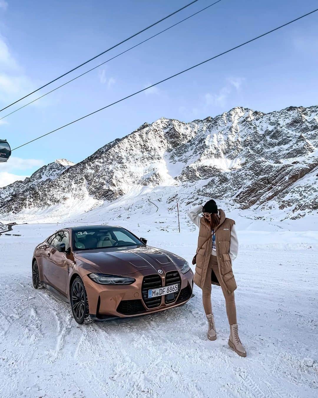 BMWさんのインスタグラム写真 - (BMWInstagram)「Dreaming of ski szn? ❄️✌️ 📸: @jolie_janine @lucbook #BMWRepost   The BMW M4 Competition Coupé & the BMW M4 Competition Convertible.  #THEM4 #BMW #M4 #BMWM #MPower   BMW M4 Competition M xDrive Coupé: Combined fuel consumption: 10.1–10.0 l/100 km. Combined CO2 emissions: 230–227 g/km.   BMW M4 Competition M xDrive Convertible: Combined fuel consumption: 10.2 l/100 km. Combined CO2 emissions: 233–231 g/km. All data according to WLTP. Further info: www.bmw.com/disclaimer」10月30日 8時00分 - bmw