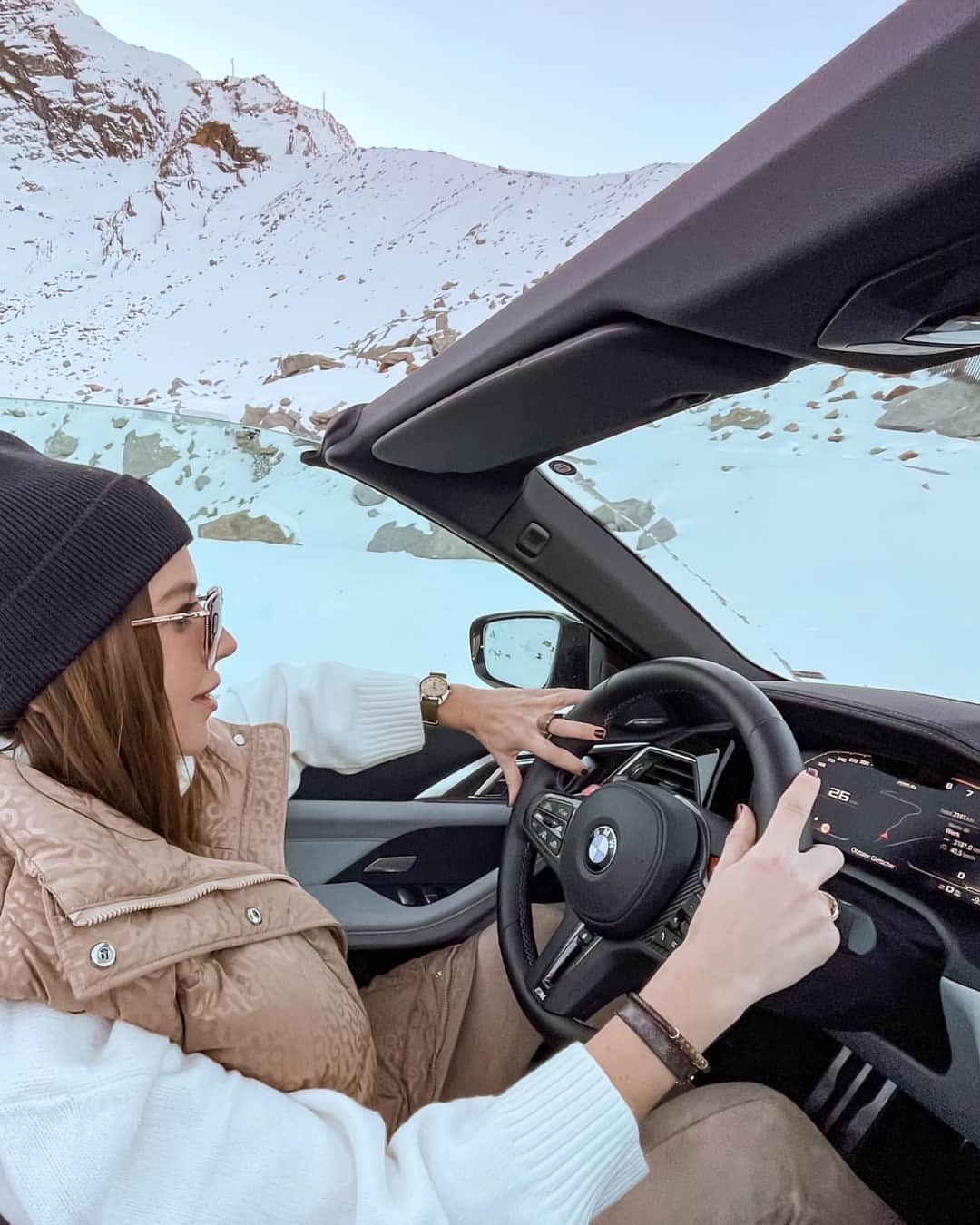 BMWのインスタグラム：「Dreaming of ski szn? ❄️✌️ 📸: @jolie_janine @lucbook #BMWRepost   The BMW M4 Competition Coupé & the BMW M4 Competition Convertible.  #THEM4 #BMW #M4 #BMWM #MPower   BMW M4 Competition M xDrive Coupé: Combined fuel consumption: 10.1–10.0 l/100 km. Combined CO2 emissions: 230–227 g/km.   BMW M4 Competition M xDrive Convertible: Combined fuel consumption: 10.2 l/100 km. Combined CO2 emissions: 233–231 g/km. All data according to WLTP. Further info: www.bmw.com/disclaimer」