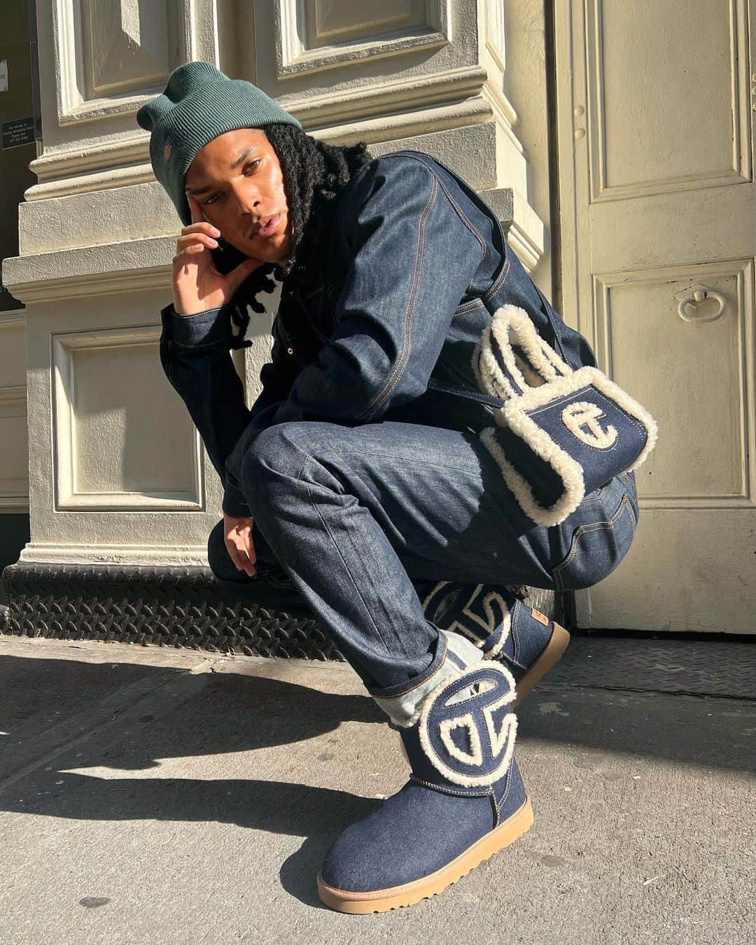 アグのインスタグラム：「It's the Jelfar x JUGG with the joots and jopper. 👖✨  Featuring @gregemmanuell   #UGG #FeelsLikeUgg #UggSeason #WinterFashion #Telfar」