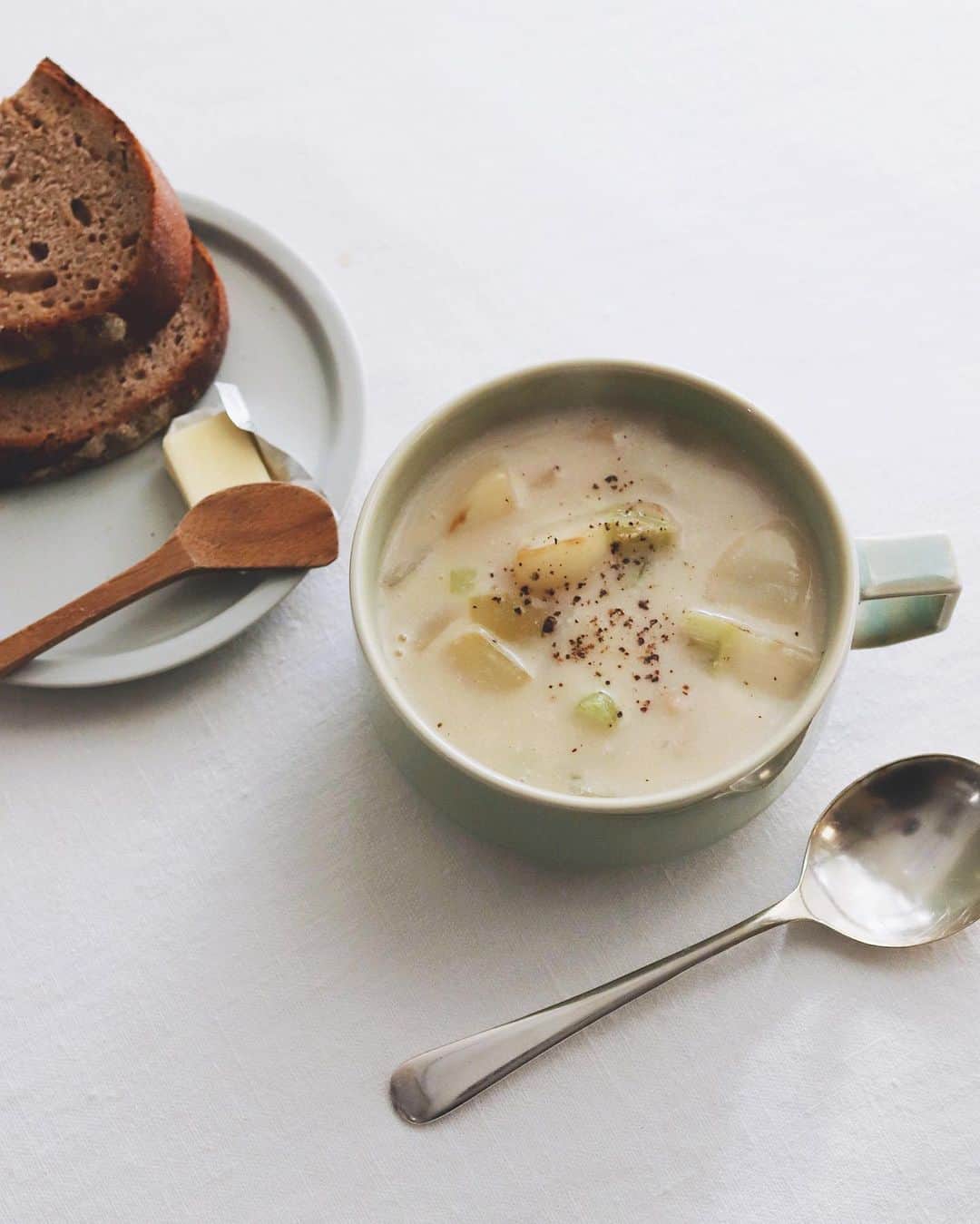 樋口正樹のインスタグラム：「Today's breakfast  今日の朝食はパンとスープで、 野菜くずのだしと豆乳で作る 優しい風味のカブのスープに 大岡山のヒンメルさんのパン😋  . #パンとスープ #朝スープ #カブのスープ #豆乳スープ #ベジタブルブロス #野菜のだしで作るベジタブルスープ #スープダイエット #ドイツパン #ミッシュブロート #Mischbrot #soupandbread #breadandsoup」
