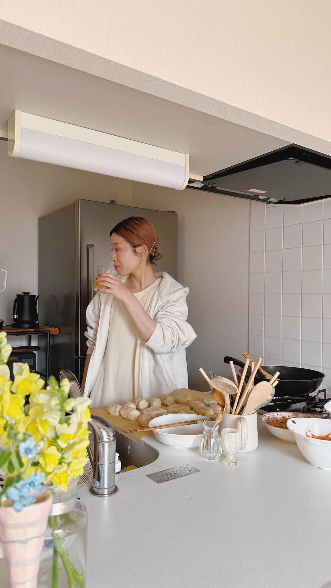 和田美由紀のインスタグラム：「おはようございます🫶🏻💕 いももちに続き、初めてのコロッケ作り🙏🏻 ひき肉が解凍出来てなくて無理やりほぐしながら やったところ以外はどーにか出来ました👶🏻 家庭によって形に個性が出ますよね👍🏻 猫型も作ってみましたが　 ソースで顔書いたら怖くなった😇😇 ハロウィンにおすすめです（？）🎃 定食屋やりたいなー👼🏻  #みゆき屋 #コロッケ面倒だし大変 #作ってくれたら盛大に感謝しましょう #爆発しないかハラハラした😇 #キッチン常夏🏖️ #美容師　 #コロッケ #おうちごはん #美容師のご飯」