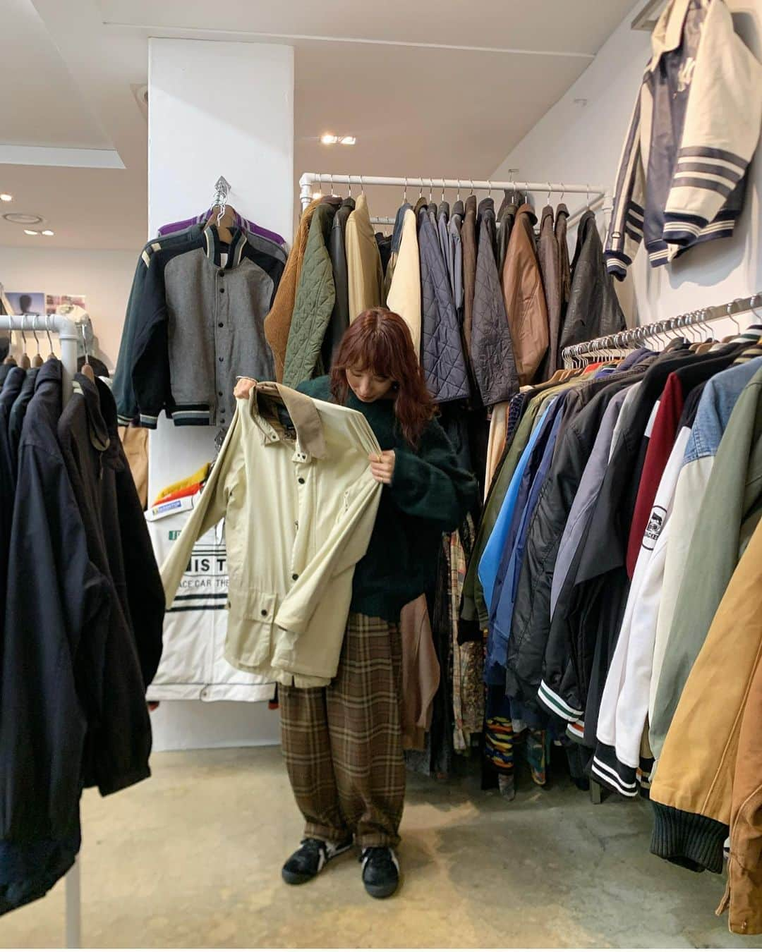 kumikaさんのインスタグラム写真 - (kumikaInstagram)「韓国でvintage shop巡りした日の♡ @nugu__official スタッフさんが撮ってくれてた写真📷  cap.tops.pantsは、　@nugu_klee 💓  モヘアカラーニットウエア/green チェックワイドスラックス/brown ニットボールキャップ/black  お気に入りでこのコーデ全部買い取り☺️  パンツのシルエットも、ニットの素材感もめっちゃ可愛い❤️  このストーリー載せた時に、vintage shopの名前と場所の質問をいただいてたので、この日行った3店舗載せておきます💕  @_bronzwick ブロンズウィック (브론즈윅) Seongudeokjeong 17-gil, Seongdong-gu  @cameleonpunch  カメレオンパンチ (카멜레온펀치 ) B1F,32-1,Ttukseomro 13-gil, Seongdong-gu  @forest_vtgseongsu  B1F,22-31,Seoul Forest 4-gil, Seongdong-gu  韓国の古着屋さんは、色んなジャンルのアイテムが集まってて楽しかった💕 韓国へ遊びに行ったらぶらりと寄ってみてください🥰 . . . . #秋コーデ#brown#ブラウンコーデ#モヘアニット#ゆるニット#knit#ニットコーデ#チェック柄#チェックパンツ#ウールキャップ#キャップコーデ#vintage#vintageshop #古着女子#onitsukatiger #オニツカタイガー#mexico66#韓国#ソウル #tbt#ootd#instafashion#outfit#ママコーデ」10月30日 8時08分 - kumika_iiio2