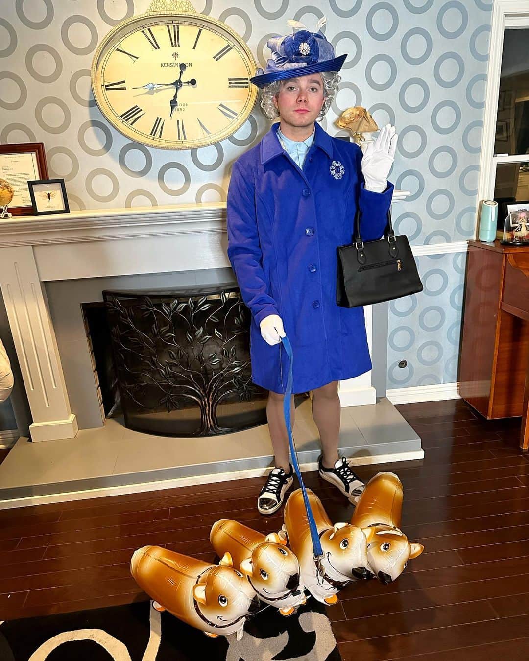 クリス・コルファーのインスタグラム：「Dress for the job you want. #Halloween2023 🎃👑」