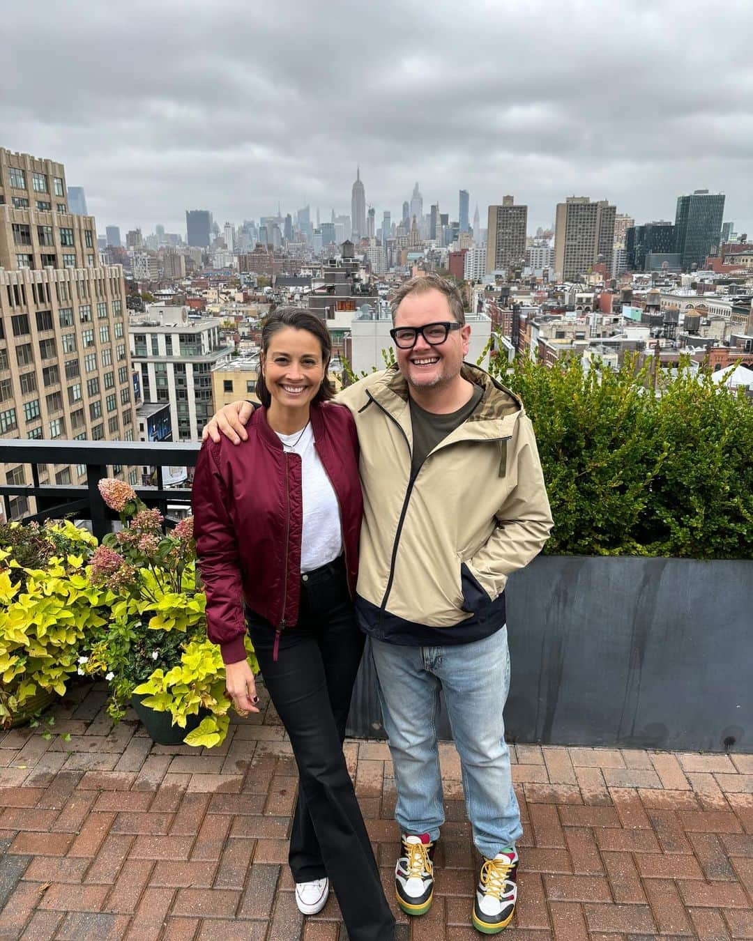 メラニー・サイクスのインスタグラム：「Well I never! 😃 🤸🏽‍♂️❤️ Totally unplanned and wonderful.   Alan @chattyman in New York at the same time as me 🥳    I flippin love it here and him ❤️  #soho #newyork  #wellinever  #divinetiming」