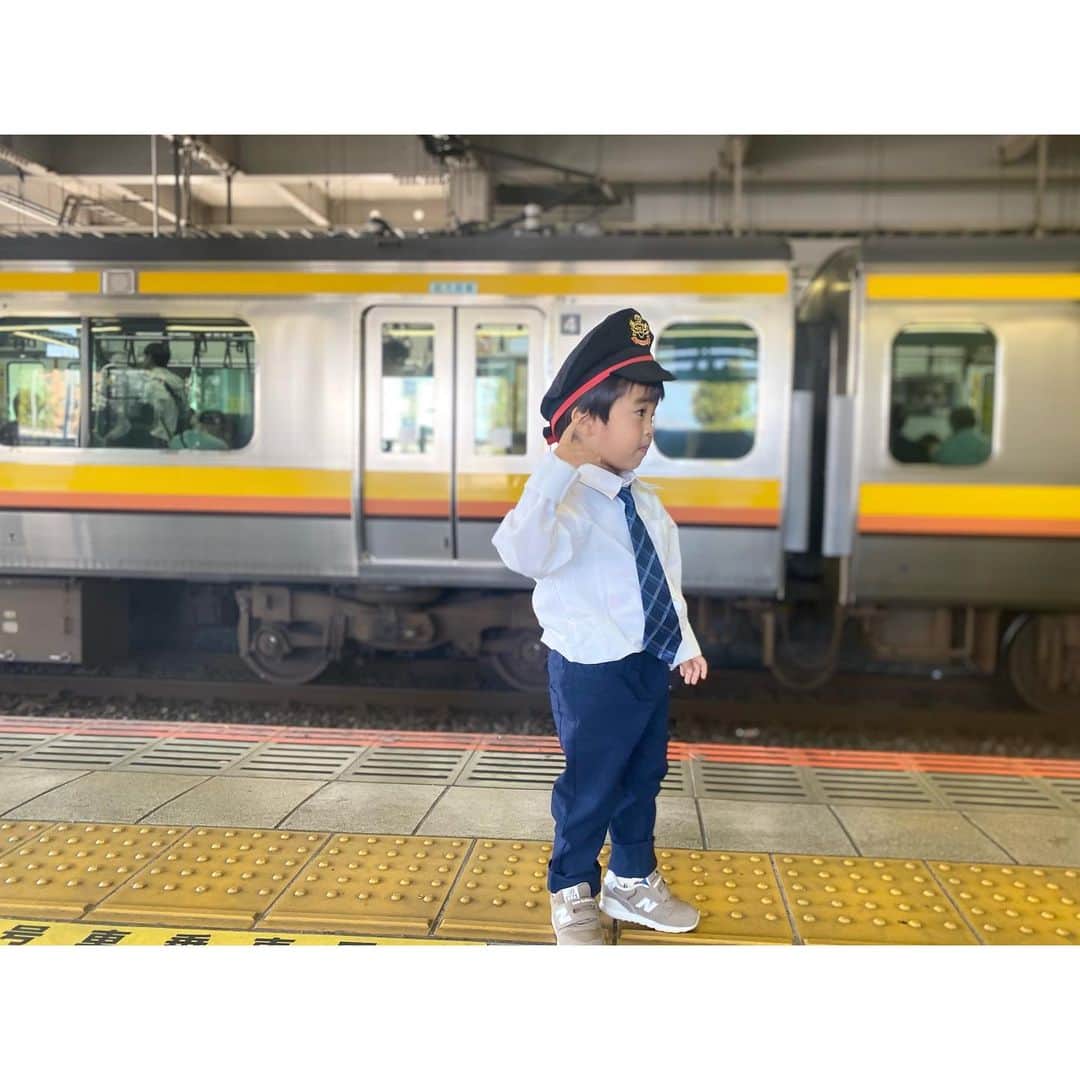 鬼頭由芽のインスタグラム：「・ ✨🎃Happy Halloween🎃🦇 　　　息子 as 車掌さん 　　　母は中央線の雑な仮装🚃笑」