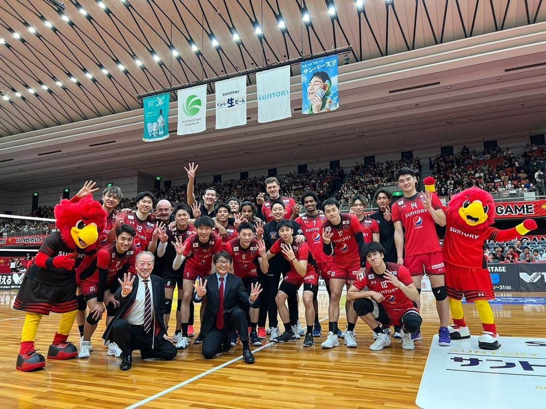 藤中謙也さんのインスタグラム写真 - (藤中謙也Instagram)「大阪ホームゲームin エディオンアリーナ🏐 たくさんの応援ありがとうございました！ やっぱり多くの観客の中でプレーするのは楽しい‼️  初めて来ました！って声かけてくださる方が多くいて、 また行きます！なんて言われたので嬉しかったです☺️ お待ちしてます🏐  今回来れなかった方はまた次回お待ちしてます‼️  #volleyball #バレーボール #Vleague #Vリーグ #ハイキュー #suntorysunbirds #サントリーサンバーズ #箕面市 #バレー #大阪 #goldwin #ゴールドウィン #c3fit #doctorair #underarmour」10月30日 8時10分 - kenya.f_ss