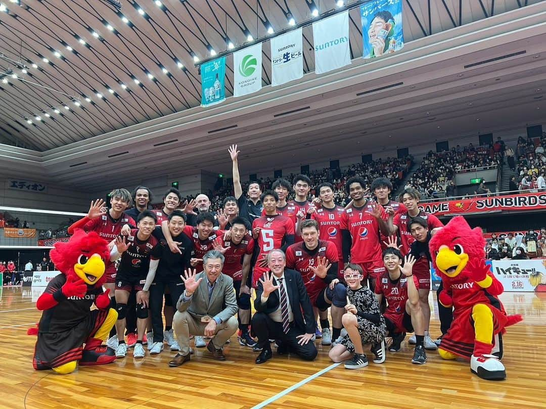 藤中謙也さんのインスタグラム写真 - (藤中謙也Instagram)「大阪ホームゲームin エディオンアリーナ🏐 たくさんの応援ありがとうございました！ やっぱり多くの観客の中でプレーするのは楽しい‼️  初めて来ました！って声かけてくださる方が多くいて、 また行きます！なんて言われたので嬉しかったです☺️ お待ちしてます🏐  今回来れなかった方はまた次回お待ちしてます‼️  #volleyball #バレーボール #Vleague #Vリーグ #ハイキュー #suntorysunbirds #サントリーサンバーズ #箕面市 #バレー #大阪 #goldwin #ゴールドウィン #c3fit #doctorair #underarmour」10月30日 8時10分 - kenya.f_ss