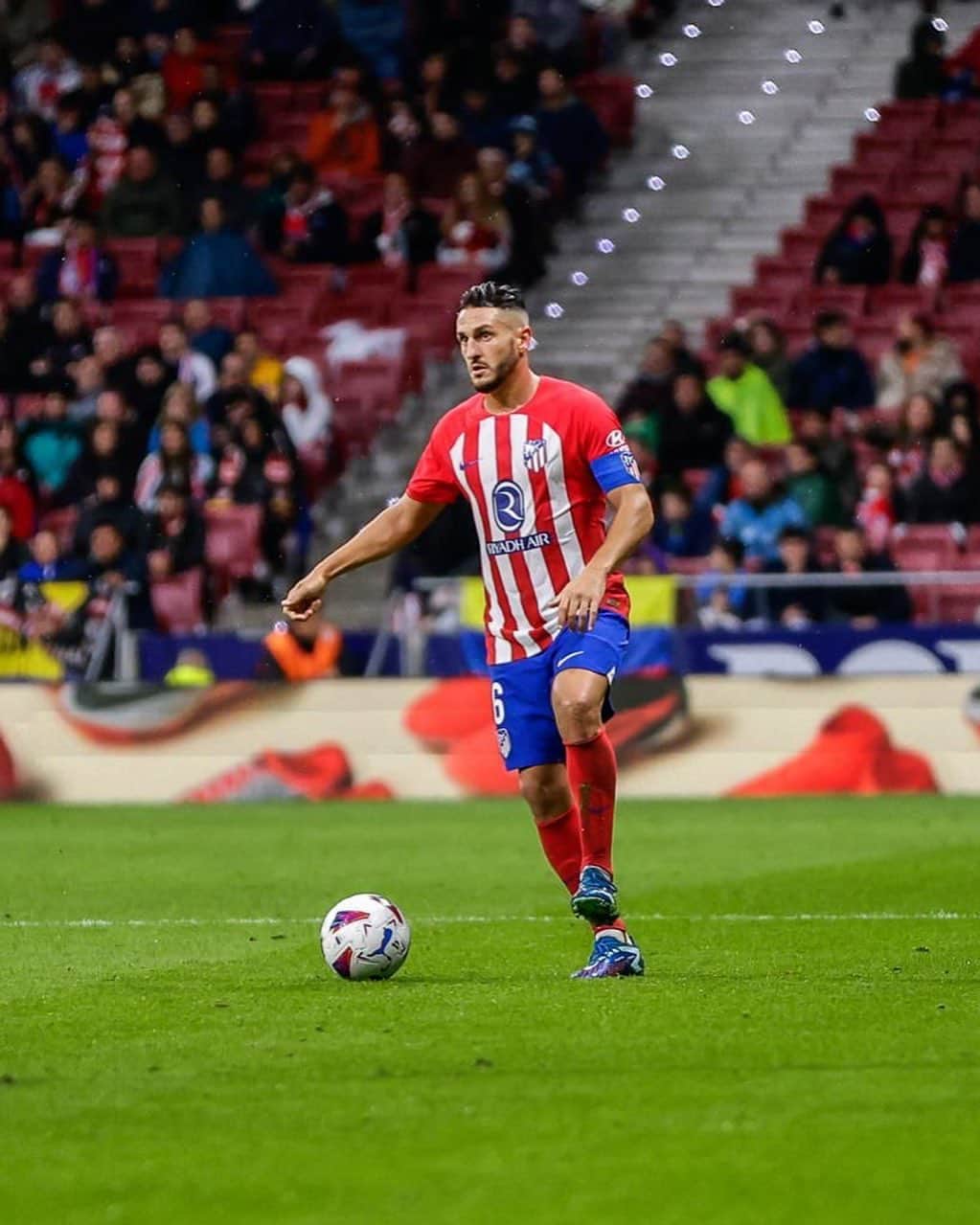 コケのインスタグラム：「Sexta victoria consecutiva en @laliga. Increíble vivirlo al lado de nuestra afición ❤️🤍🔝 ¡Vamos! #AúpaAtleti」