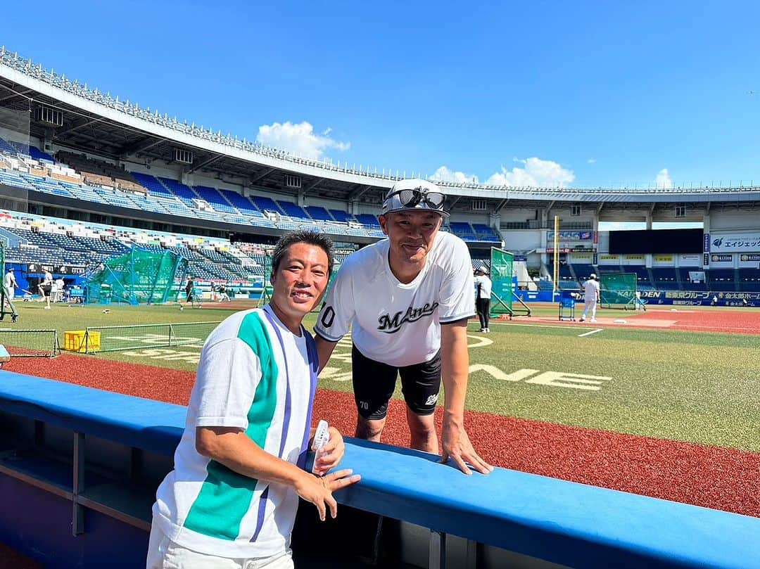 上原浩治さんのインスタグラム写真 - (上原浩治Instagram)「福浦ヘッド兼打撃コーチです‼️  自分が引退を決めた試合に対戦できて幸せだったなぁ☺️  ノールックタッチ⁉️ 知ってます？😅 たまたまやったんだけどね  引退試合や、引退セレモニーをしてもらえる選手は幸せだと思いますよ😎  してなくても幸せでしたが…😅  #福浦和也  #千葉ロッテマリーンズ  #コーチ　#ZOZOマリンスタジアム  #NPB  #⚾️ #取材  @koji19ueharaのフォローをお願いします  #上原浩治の雑談魂の登録を   http://www.koji-uehara.netにコメントを」10月30日 8時20分 - koji19uehara