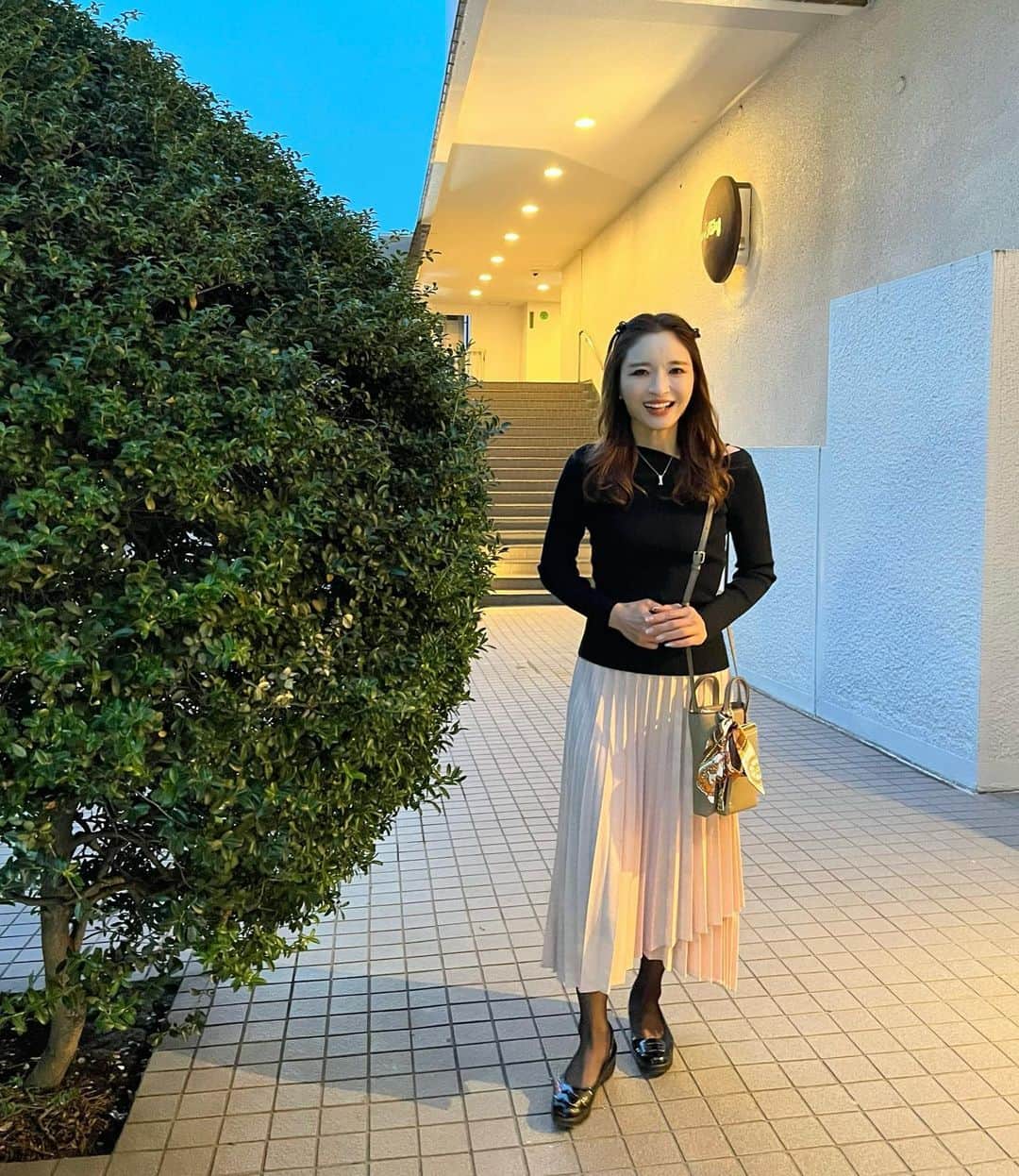 AriizumiEmaのインスタグラム：「コーディネート。 近所へご飯に行った時なので、楽な服と靴で😉  #tops  @saisondepapillon_official   #skirt  @dholic_official  #shoes @hillsavenue_official   ☑️ニット、スカート、バッグは楽天ルームに載せています。 ストーリーに楽天ルームのリンクを貼りました💕  #fashion#ootd#codinate#instafashion #コーディネート#アラフォー#アラサー#アラフィフ #大人コーデ #お仕事コーデ  #大人ファッション #大人可愛い #韓国ファッション#綺麗めコーデ#きれいめコーデ#カチューシャ#プチプラコーデ#50歳コーデ」