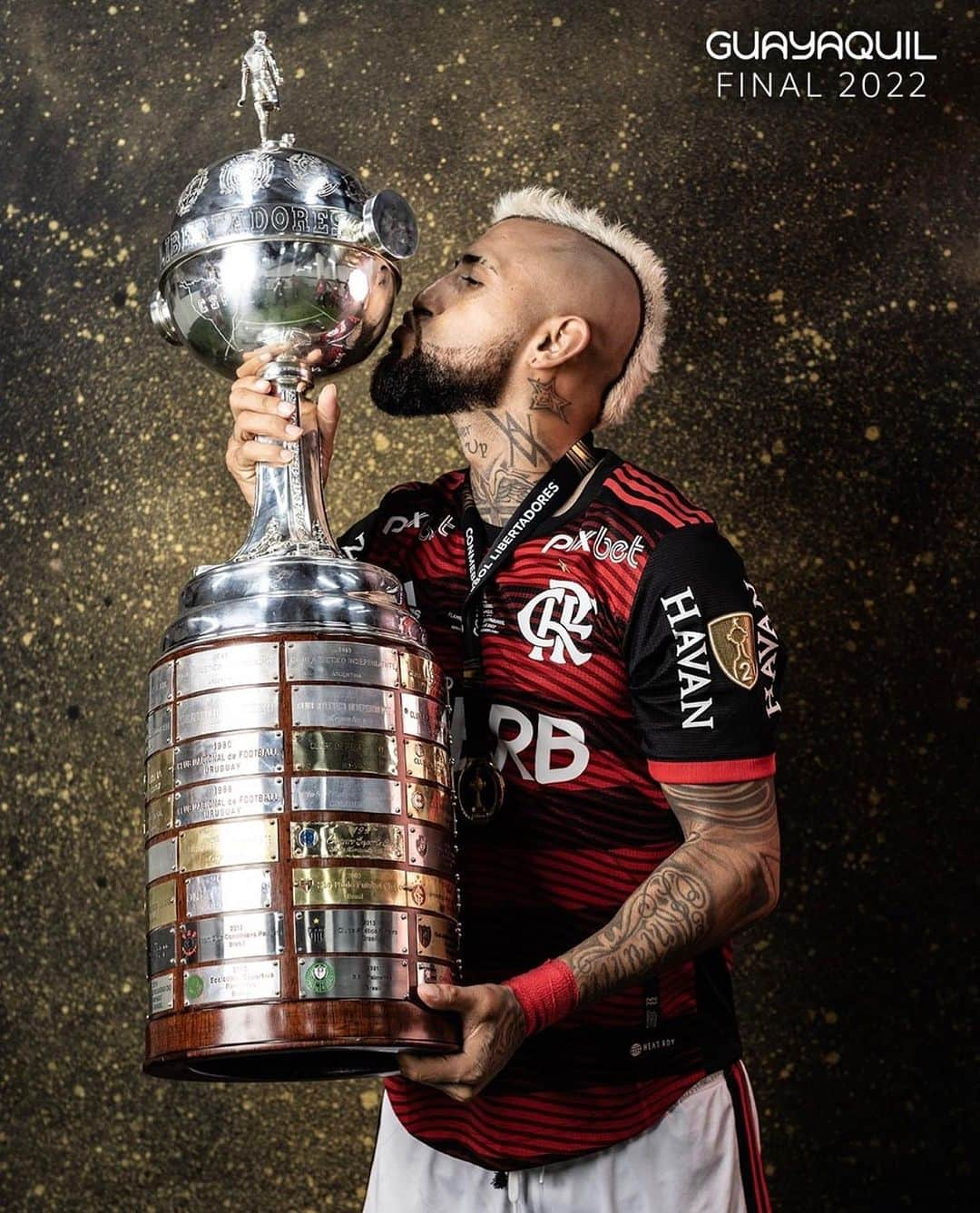 アルトゥーロ・ビダルさんのインスタグラム写真 - (アルトゥーロ・ビダルInstagram)「Hoy se cumple un año 🏆 hermosa copa @libertadores ❤️🖤💪🏽👌🏽🙏👍🏽」10月30日 8時22分 - kingarturo23oficial