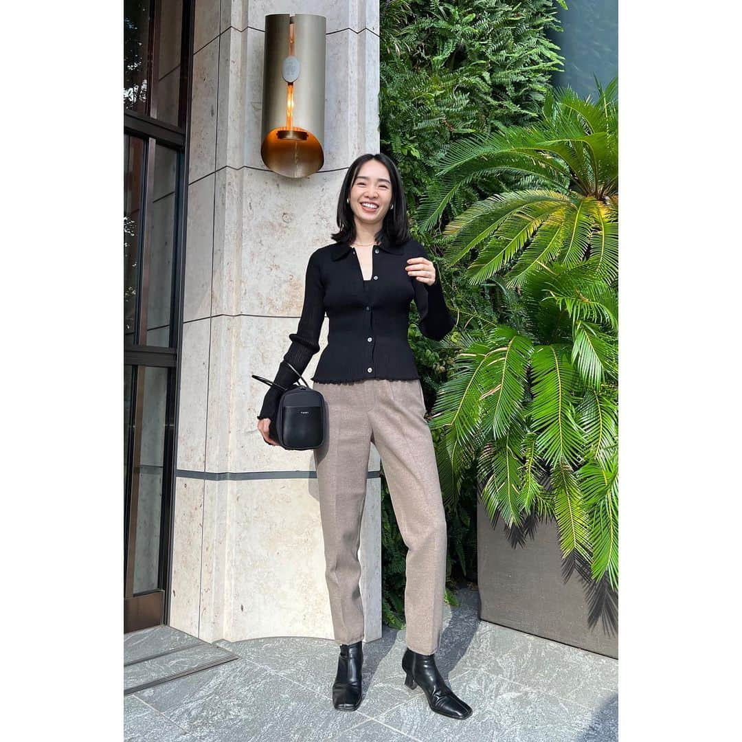 権藤朱実さんのインスタグラム写真 - (権藤朱実Instagram)「. 『new itemコーデ』  👩🏻📝 tops： @blackbymoussy_official #blackbymoussy pants： @elura_official #Elura boots： @apartbylowrys #apartbylowrys bag： @yahki_tokyo #yahki  #apartby のブーツ形可愛くて・・・ 履きやすすぎて毎日履ける🫣♡笑 色違いか、形違いを買うかどうか悩むくらい！！  #エルーラ のウールライクパンツは・・・ 2wayデザインが万能すぎる♡ アウターとセットアップコーデも出来ちゃうの🤭  さあ！ 今日は主人とお仕事が休みなので！ 家族でお出かけだ〜🧔🏻👦🏻👩🏻🎶  #model #satorujapan #akemigondo #モデル #サトルジャパン #権藤朱実 →@satorujapan_official →@akemigondo ☑︎プロフィールのリンクにて、写真公開中☆ ☑︎リールにて、息子のあれこれ公開中☆」10月30日 8時23分 - akemigondo