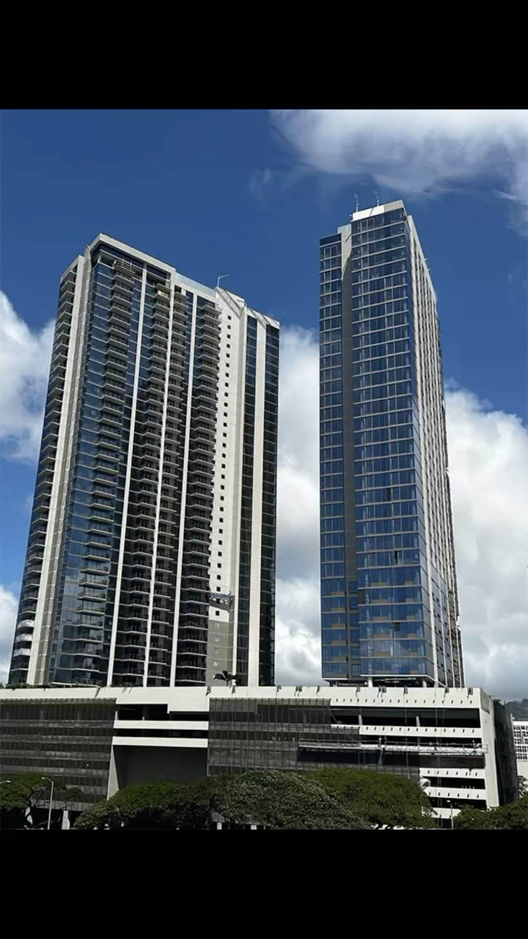 Reiko Lewisのインスタグラム：「スカイアラモアナの一軒のお宅が完成しました。 Just finished an installation of one-bedroom condo at Sky Ala Moana. #luckyweliveinhawaii #hawaiilife #interiordesignhawaii#livebeautifully #liveclean #interiordecorating」