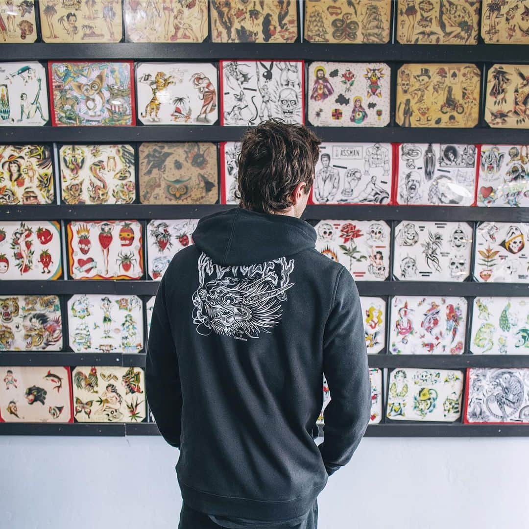 のインスタグラム：「Inspiration is everywhere, but when pro skater @elliotsloan and tattoo artist @bengrillo set out to collaborate, there's no doubt that it started in the tattoo shop. Shop limited edition Elliot Sloan x Ben Grillo designs at the link in bio ⛓」