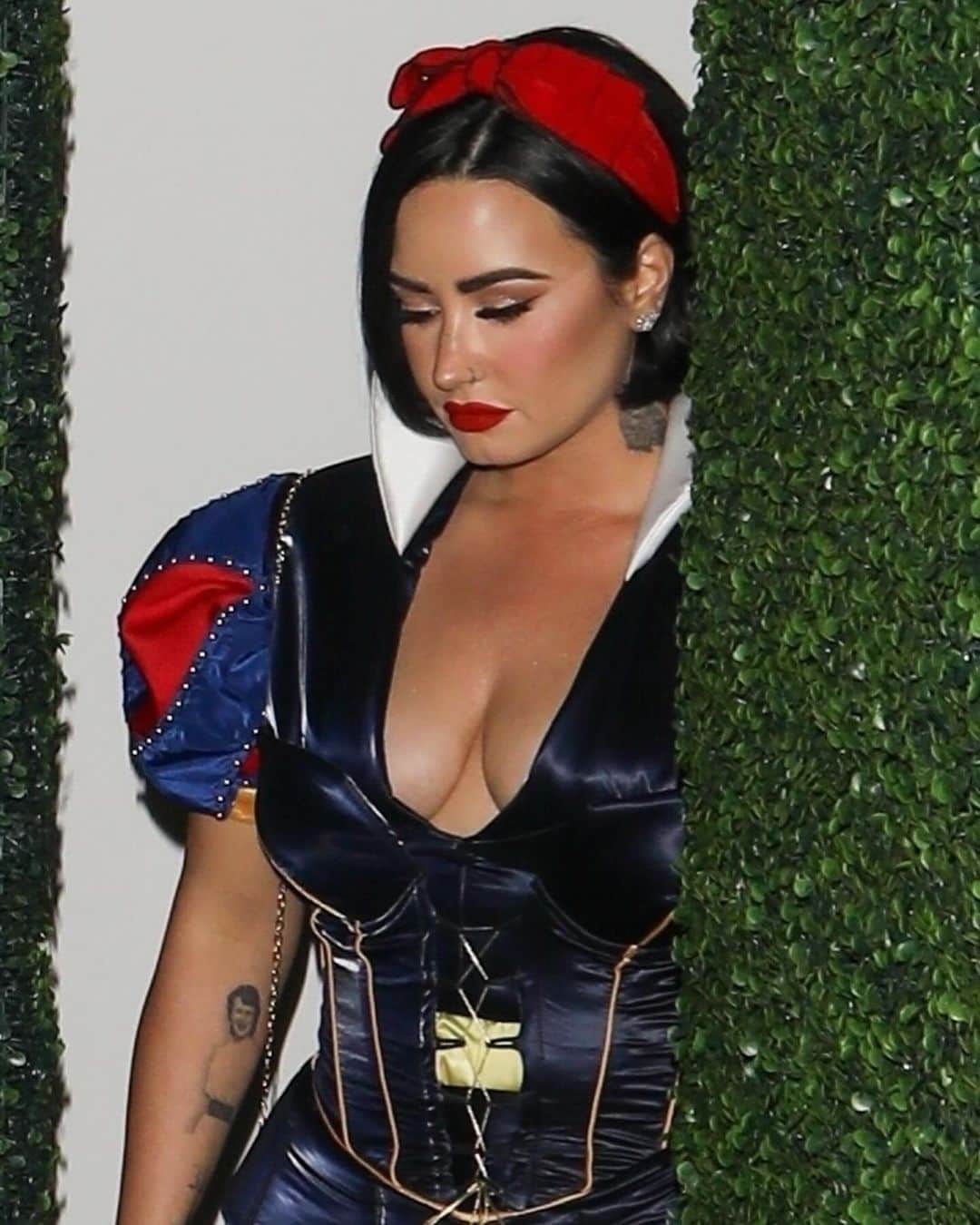 Just Jaredさんのインスタグラム写真 - (Just JaredInstagram)「Demi Lovato channeled her Disney roots and dressed up as the first ever Disney Princess, Snow White, for Vas J Morgan and Michael Braun’s Halloween party over the weekend. #DemiLovato #SnowWhite #Halloween Photos: Backgrid」10月30日 8時26分 - justjared