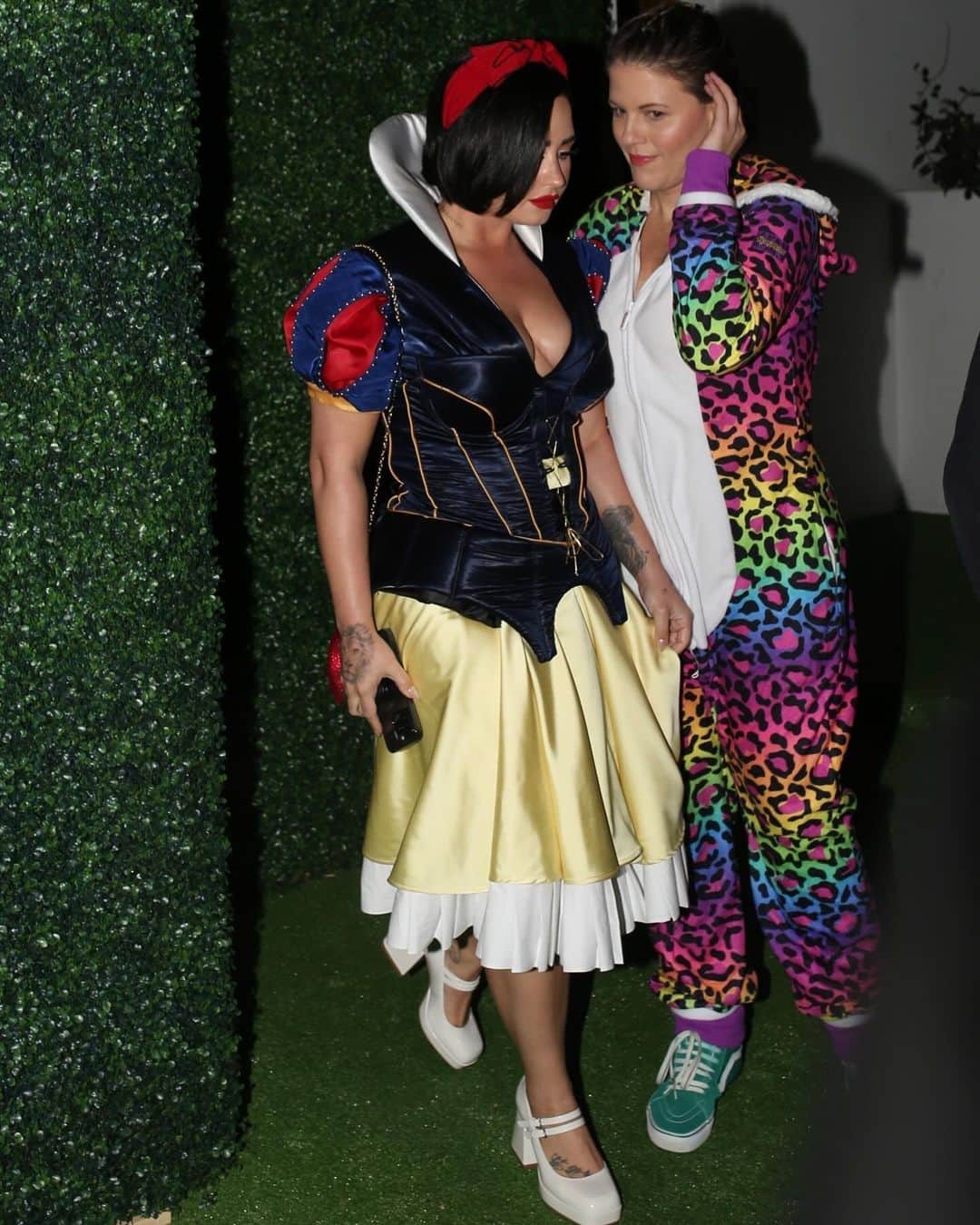 Just Jaredさんのインスタグラム写真 - (Just JaredInstagram)「Demi Lovato channeled her Disney roots and dressed up as the first ever Disney Princess, Snow White, for Vas J Morgan and Michael Braun’s Halloween party over the weekend. #DemiLovato #SnowWhite #Halloween Photos: Backgrid」10月30日 8時26分 - justjared