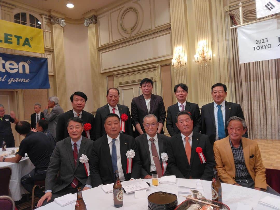 海江田万里さんのインスタグラム写真 - (海江田万里Instagram)「韓国と中国から選手を招いて駒沢公園で行われている第7回東アジアシニアサッカー大会の開催に合わせ、歓迎レセプションが開かれました。 政治の日中韓の首脳会談に先駆けて開かれたスポーツの交流は、国民同士の友好を深める早道です。開催に向け、尽力された役員の方々に感謝します。 シニアの選手の皆さん、怪我をしないように頑張ってください。」10月30日 8時38分 - kaiedabanri