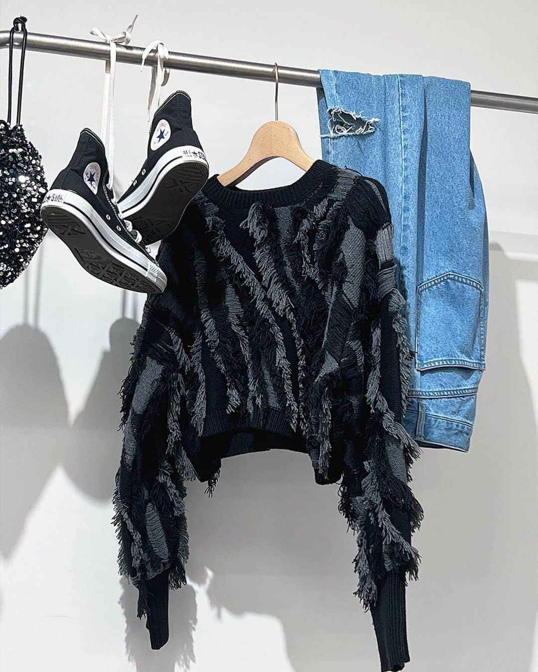 Free's Martのインスタグラム：「【new item】  ◾️フリンジショート丈ニット 1313270056 size：fr color：black/beige/lavender price：¥6,985（tax in）  🏷商品詳細は商品タグ、又はプロフィール欄のURLをご確認ください。 ＿＿＿＿＿＿＿＿＿＿＿＿＿＿＿＿  【オフィシャルサイト限定 ステージ別クーポン】 最大¥2,500OFFクーポンプレゼント！ 新規ご登録でも¥1,000OFFクーポンをGET✨  トレンドアイテムをカジュアルに提案✨公式Instagramのフォローよろしくお願いいたします😊 @frees_mart  #freesmart #フリーズマート   #秋 #秋コーデ #冬 #冬コーデ  #カジュアル #大人カジュアル #大人シンプル#大人可愛い  #シンプル #シンプルコーデ #トレンド #トレンドコーデ #お出かけ #お出かけコーデ #プチプラ #プチプラコーデ  #ニット #ニットコーデ  #ショート丈ニット #ショート丈ニットコーデ #カラーニット #カラーニットコーデ #20代コーデ #30代コーデ」