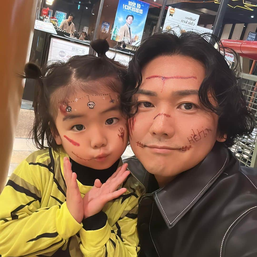 嵜本将光 さんのインスタグラム写真 - (嵜本将光 Instagram)「今年のユニバハロウィン  子供達はスーパーヒーロー 親は顔ペイントのみで出陣  子供達が練習したダンスを一生懸命踊っていて可愛かった  毎年毎子供達の成長を実感出来て本当に楽しい！  #universalstudiosjapan #halloween  #ハロウィン」10月30日 8時32分 - masamitsu_sakimoto