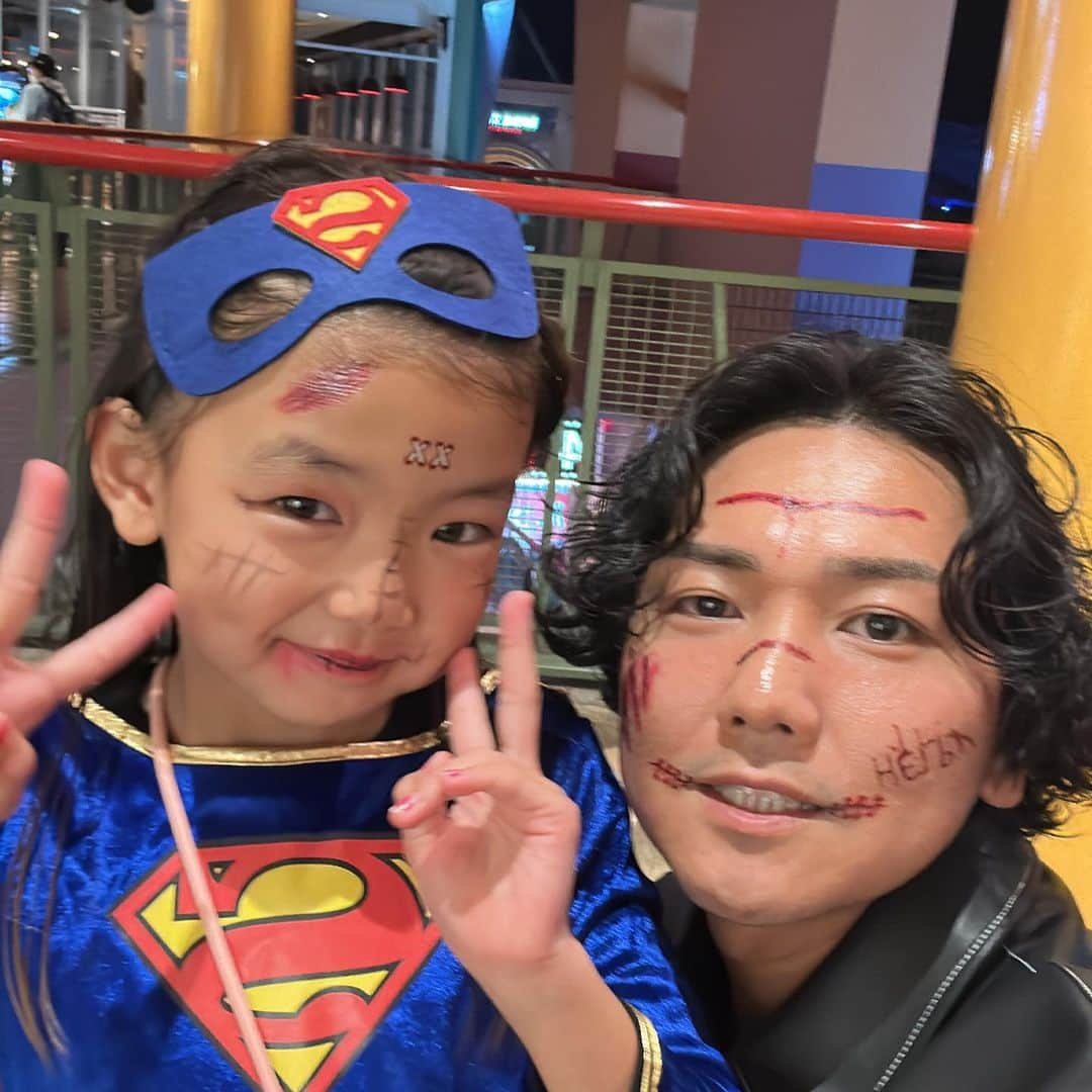 嵜本将光 さんのインスタグラム写真 - (嵜本将光 Instagram)「今年のユニバハロウィン  子供達はスーパーヒーロー 親は顔ペイントのみで出陣  子供達が練習したダンスを一生懸命踊っていて可愛かった  毎年毎子供達の成長を実感出来て本当に楽しい！  #universalstudiosjapan #halloween  #ハロウィン」10月30日 8時32分 - masamitsu_sakimoto