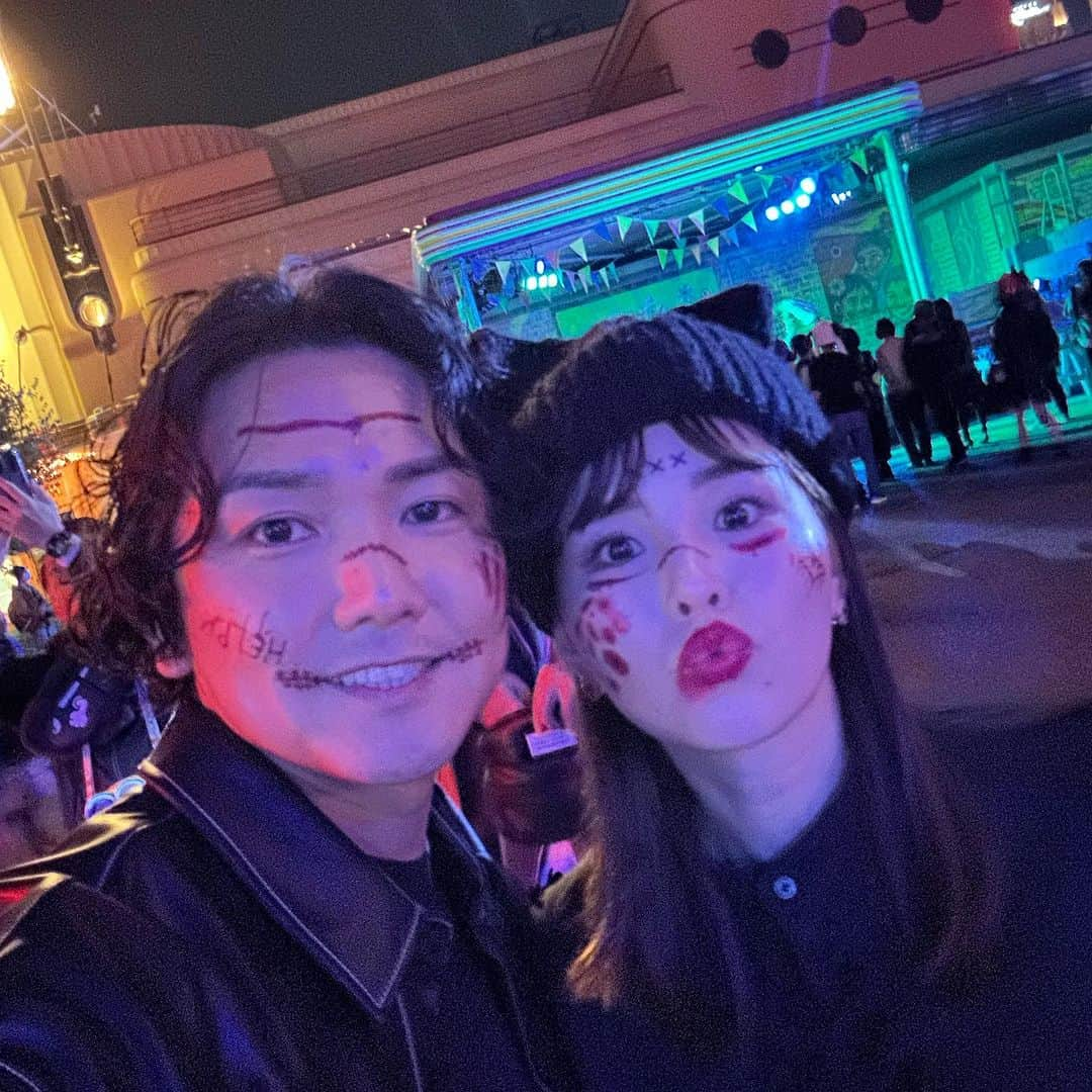 嵜本将光 さんのインスタグラム写真 - (嵜本将光 Instagram)「今年のユニバハロウィン  子供達はスーパーヒーロー 親は顔ペイントのみで出陣  子供達が練習したダンスを一生懸命踊っていて可愛かった  毎年毎子供達の成長を実感出来て本当に楽しい！  #universalstudiosjapan #halloween  #ハロウィン」10月30日 8時32分 - masamitsu_sakimoto