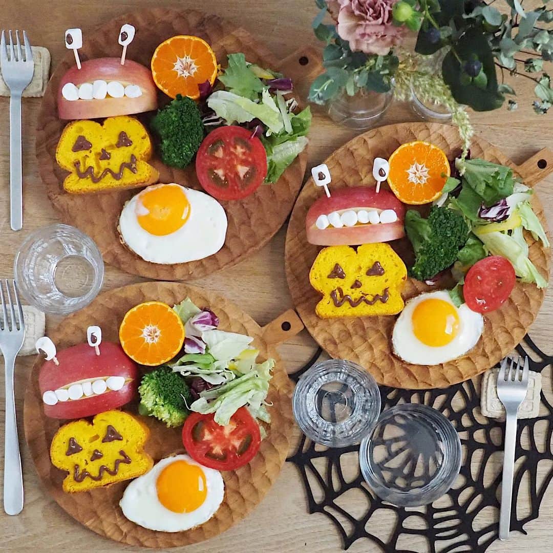 すずゆきのインスタグラム：「今日の朝ごはん ・ 今朝は かぼちゃパウンドケーキに インスタで見てやりたかった モンスターりんごでワンプレート ・ かぼちゃのパウンドは いつもなら波里さんの米粉を使うんだけれど 他メーカーの米粉を使ったら 膨らみ足らず腰折れ💭 これはこれでもっちり感はあったけどふわふわ感はいつもの米粉の方がいいかも🤔 ・ モンスターりんごが子どもたちにウケてた◎ ・ ・ 週末３連休〜✨ 今週もがんばろ💪 ・ ・ ・ #朝ごはん#朝食#おうちごはん#おうちごはんlover#ハロウィンごはん#ハロウィンメニュー#ハロウィン」