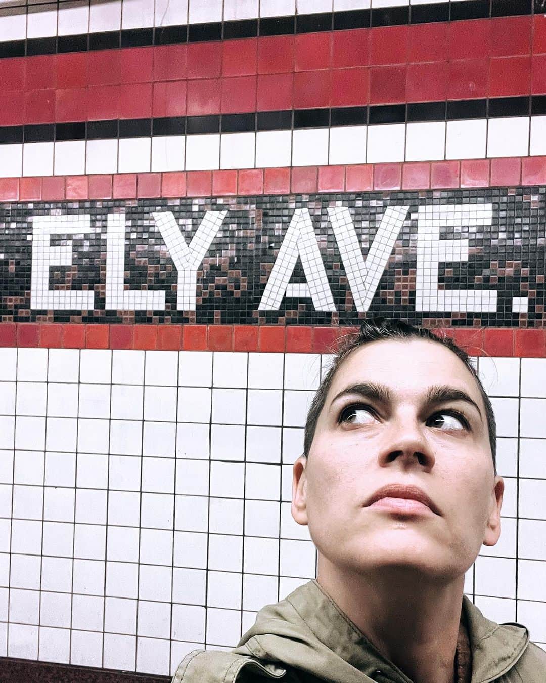 カーキ・キングのインスタグラム：「Can you believe it??? More than 20 years after I got my start playing in the subway, the NYC MTA has named a subway stop after my first album Everybody Loves You.* I am so deeply honored. Head on down to ELY Ave. to find the good people and the best music!   I'm heading to Europe very soon! List of dates and cities below. I'll see you in one of them soon!  Nov 8 London, UK Nov 9 Madrid, ES  Nov 10 Porto, PT Nov 11 Groningen, NL Nov 12 Amsterdam, NL Nov 13 Utrecht, NL Nov 15 Perugia, IT  Nov 16 Rome, IT Nov 17 Milan, IT Nov 18 Bologna, IT Nov 19 Pordenone, IT Nov 20 Zagreb, HR . . . . .  *this is not true」