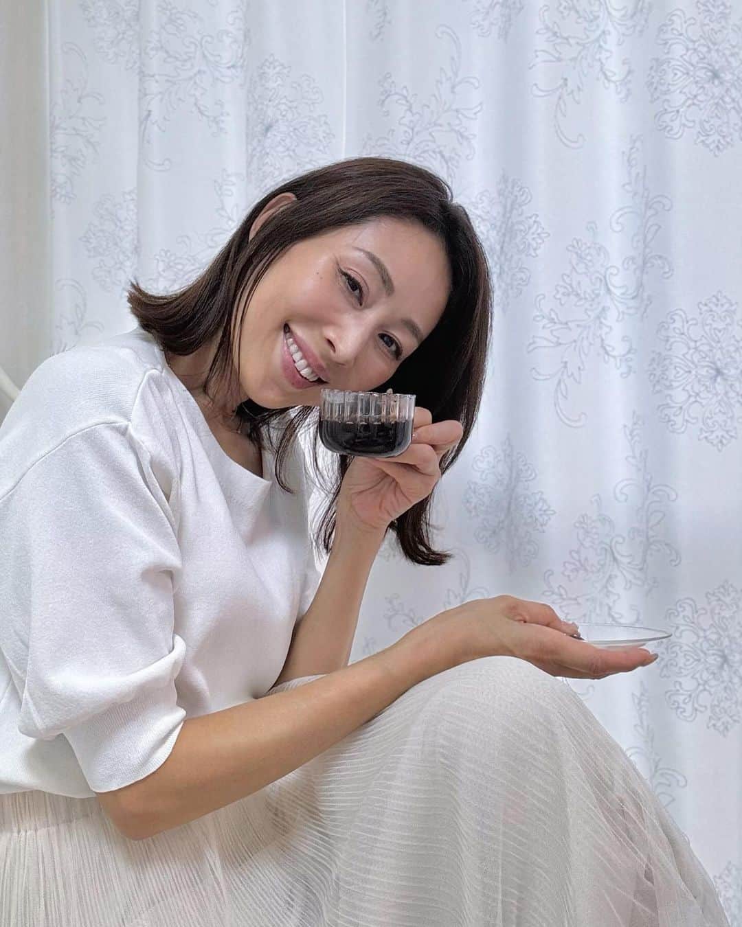 宮田綾子さんのインスタグラム写真 - (宮田綾子Instagram)「この度、花王ヘルシアmyリズムのアンバサダーに就任いたしました🙌 普段から馴染みのある商品のアンバサダー就任は本当に嬉しいです🤍 これもいつも応援してくださっている皆さんのおかげです、ありがとうございます🥰  心身ともに何かと変化の激しい私たちアラフォーアラフィフ世代、皆さんそれぞれ悩みがあったり不調があったりもする中、常に前向きで明るいフォロワーさんにコメントやDMをいただいたりして私もとても励みになっています✨  今回わたしがアンバサダーに就任したこの「ヘルシアmyリズム」のアロマタイム☕️ スティックタイプでさっとお湯に溶けて、甘くないけどバニラローズの良い香りでとても心地よいです🌹  日々忙しい時間に追われて自分の事をついつい後回しにしがちだと思いますが、アロマタイムを入れてちょっとのんびり自分のケアをしてみませんか♩  コーヒーみたいに飲めるうえに、お肌の乾燥を緩和したりBMIが高めの方の体脂肪を減らすのを助ける成分が入っているのがポイント🥰  10月20日(金)からキャンペーンも開始されていますので公式アカウントもチェックしてみてください！ @healthya_myrhythm_official  #PR #ヘルシアmyリズム #自然に楽しくわたしリズム #わたしのヘルシーマイリズム #50代女性」10月30日 8時41分 - ayako__miyata